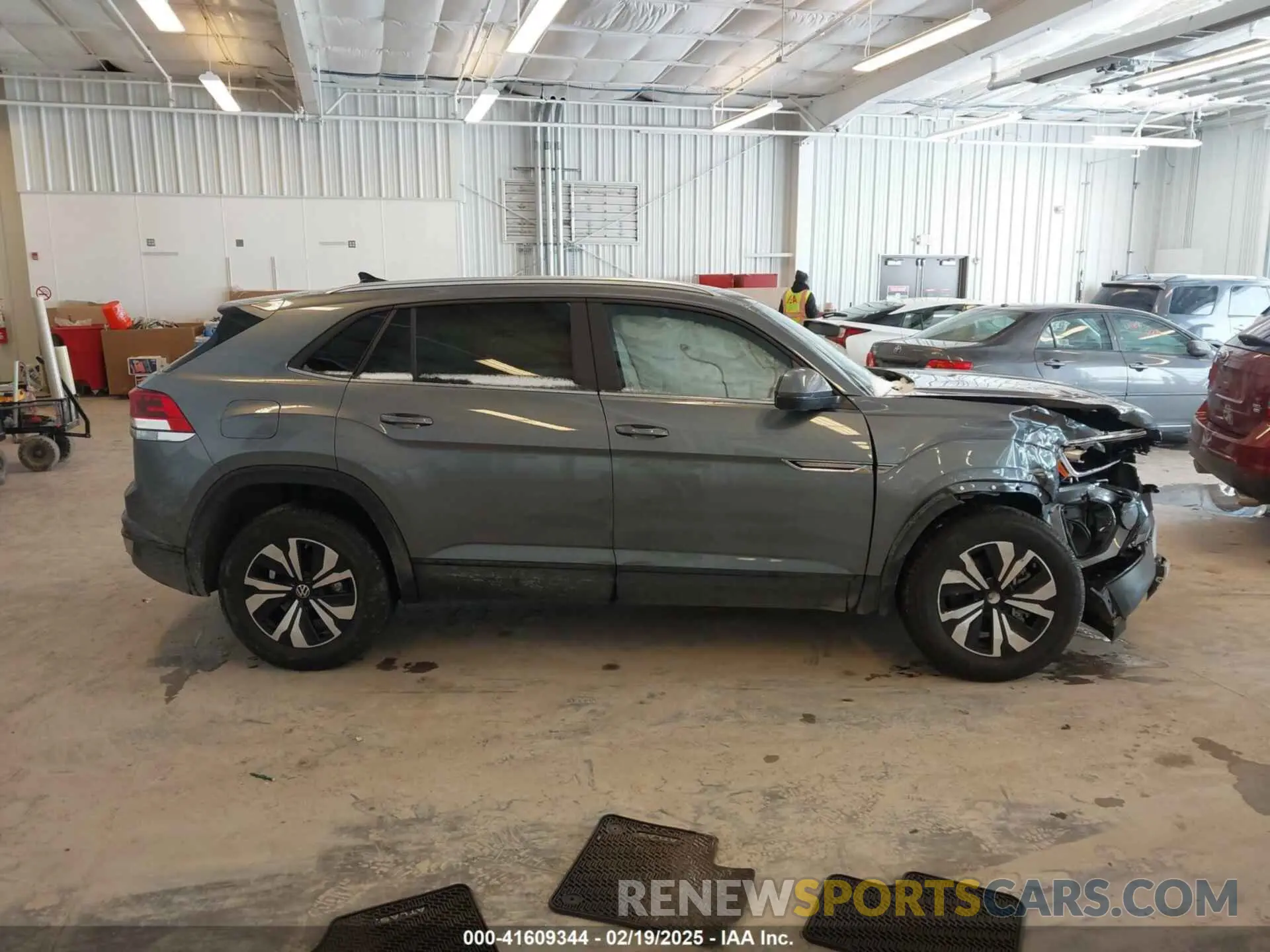 14 Photograph of a damaged car 1V2LE2CA2RC223746 VOLKSWAGEN ATLAS CROSS SPORT 2024