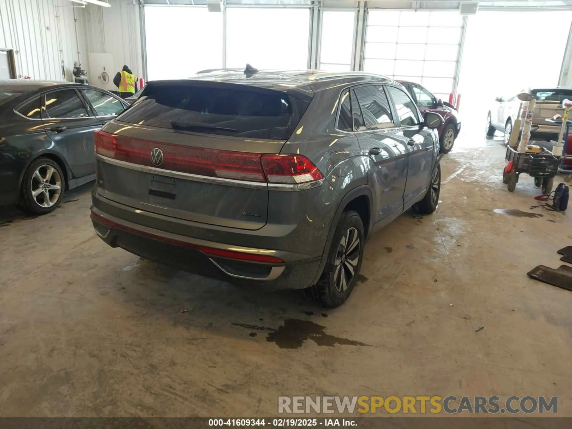 4 Photograph of a damaged car 1V2LE2CA2RC223746 VOLKSWAGEN ATLAS CROSS SPORT 2024
