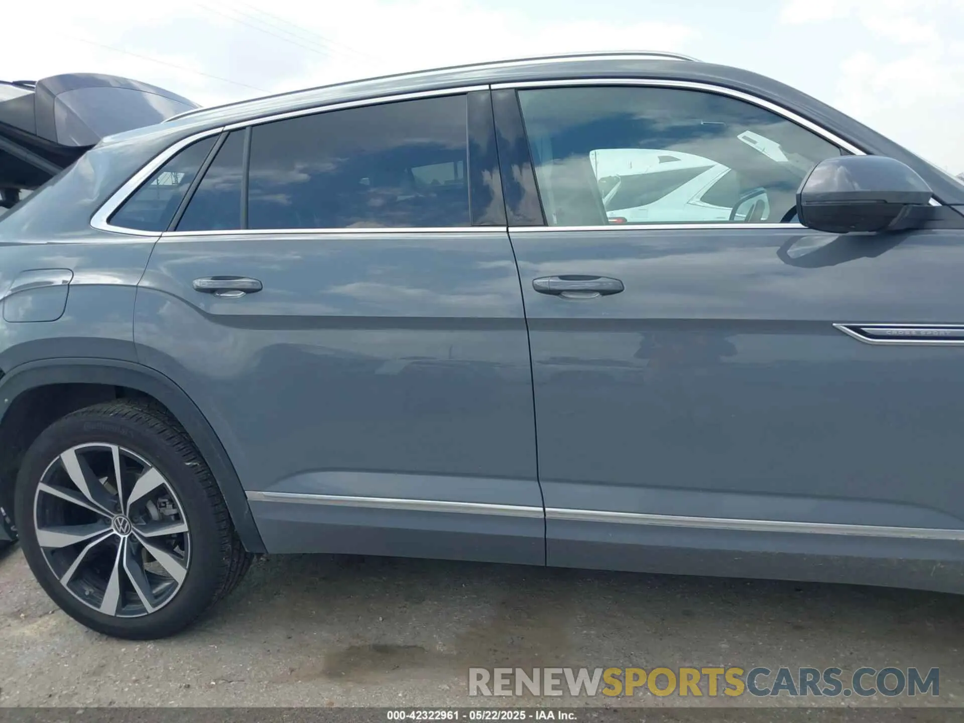 14 Photograph of a damaged car 1V2FE2CA1SC205287 VOLKSWAGEN ATLAS CROSS SPORT 2025