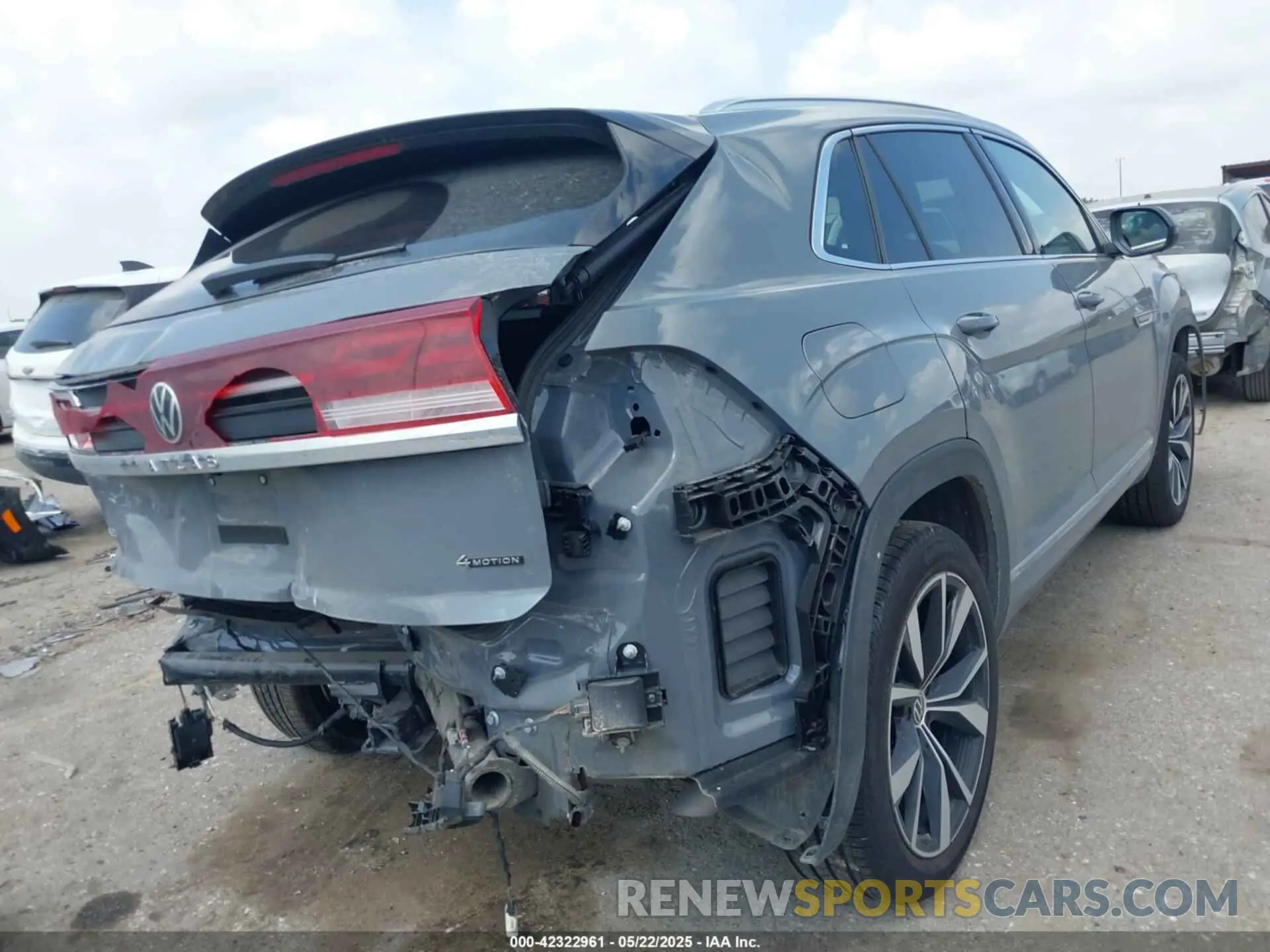 4 Photograph of a damaged car 1V2FE2CA1SC205287 VOLKSWAGEN ATLAS CROSS SPORT 2025