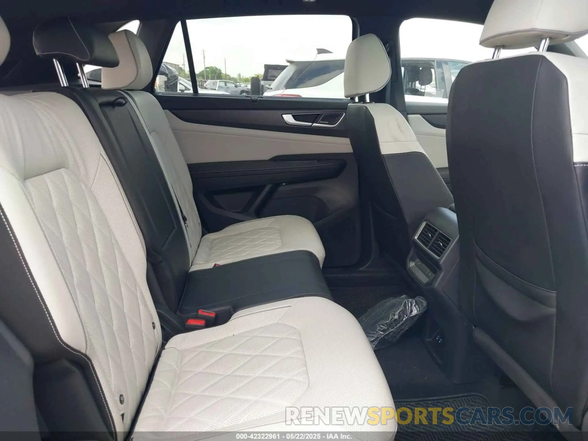 8 Photograph of a damaged car 1V2FE2CA1SC205287 VOLKSWAGEN ATLAS CROSS SPORT 2025
