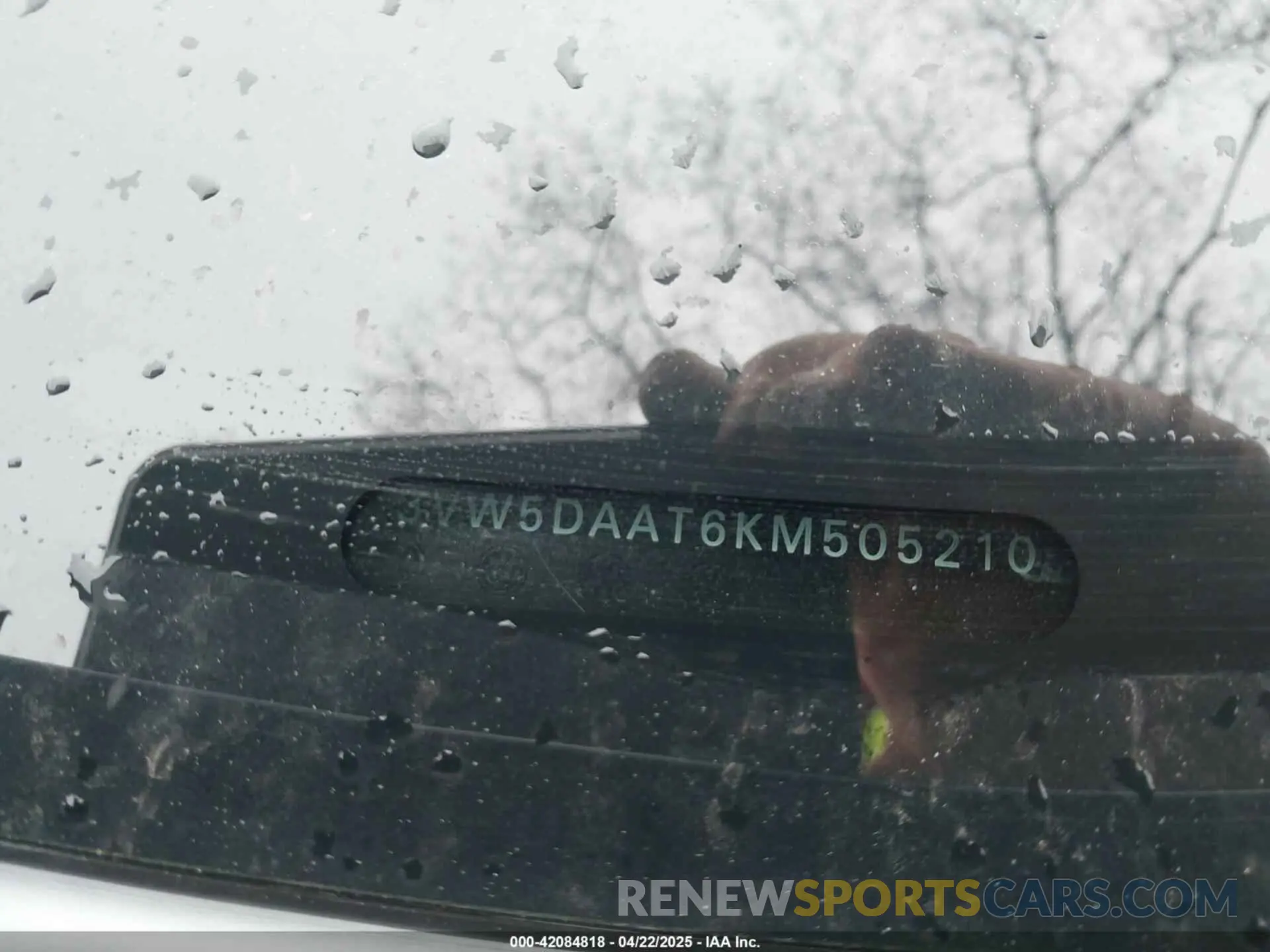 17 Photograph of a damaged car 3VW5DAAT6KM505210 VOLKSWAGEN BEETLE 2019