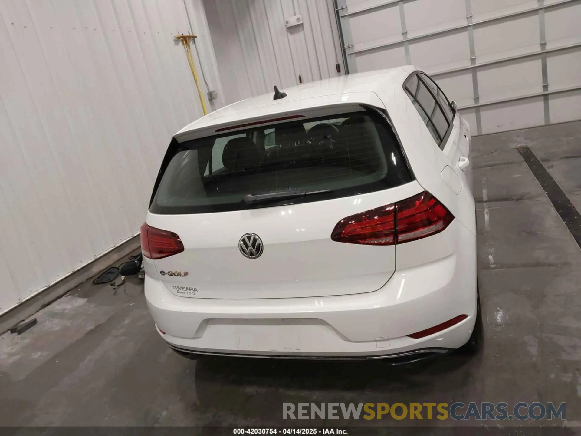 17 Photograph of a damaged car WVWKR7AU2KW907826 VOLKSWAGEN E-GOLF 2019