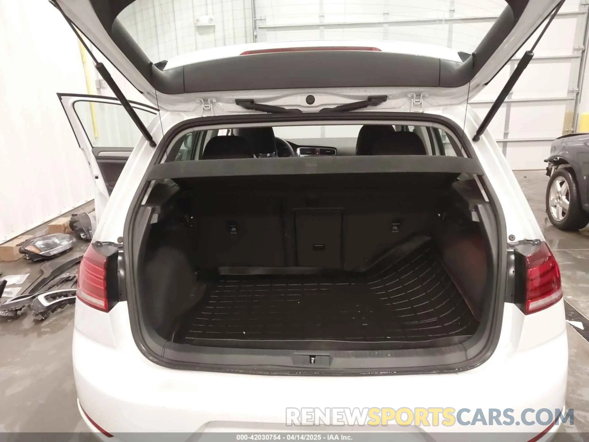 20 Photograph of a damaged car WVWKR7AU2KW907826 VOLKSWAGEN E-GOLF 2019