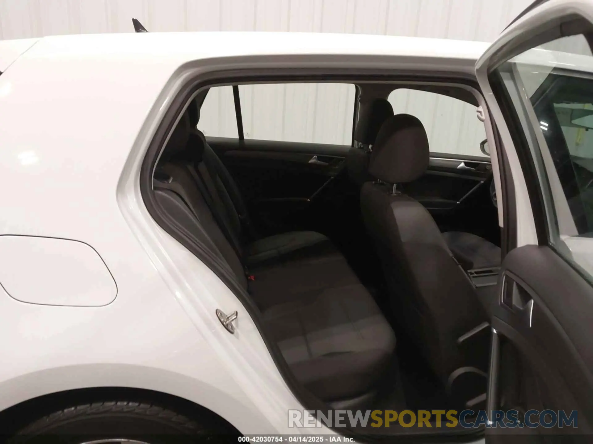 8 Photograph of a damaged car WVWKR7AU2KW907826 VOLKSWAGEN E-GOLF 2019