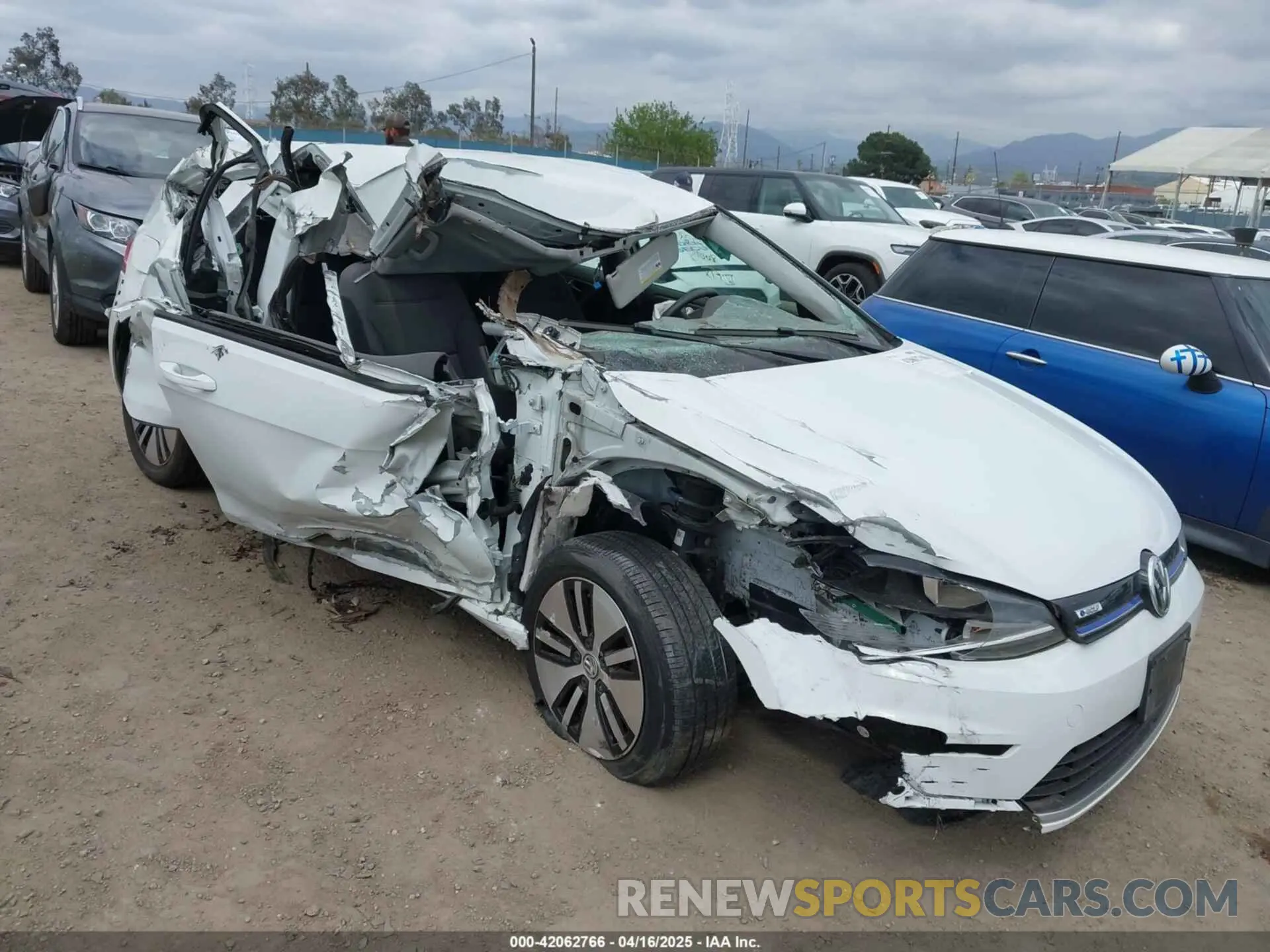 1 Photograph of a damaged car WVWKR7AU6KW917873 VOLKSWAGEN E-GOLF 2019