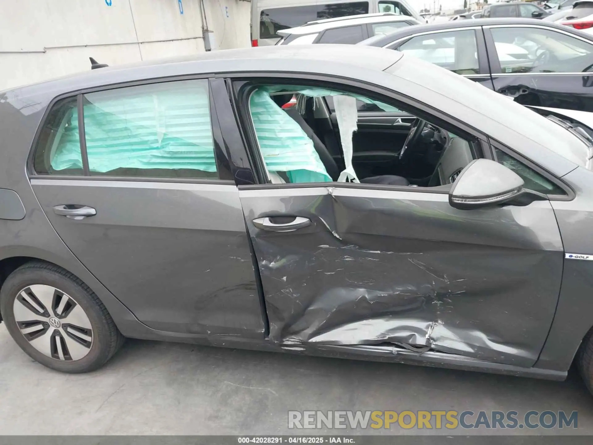 13 Photograph of a damaged car WVWPR7AU0KW911072 VOLKSWAGEN E-GOLF 2019