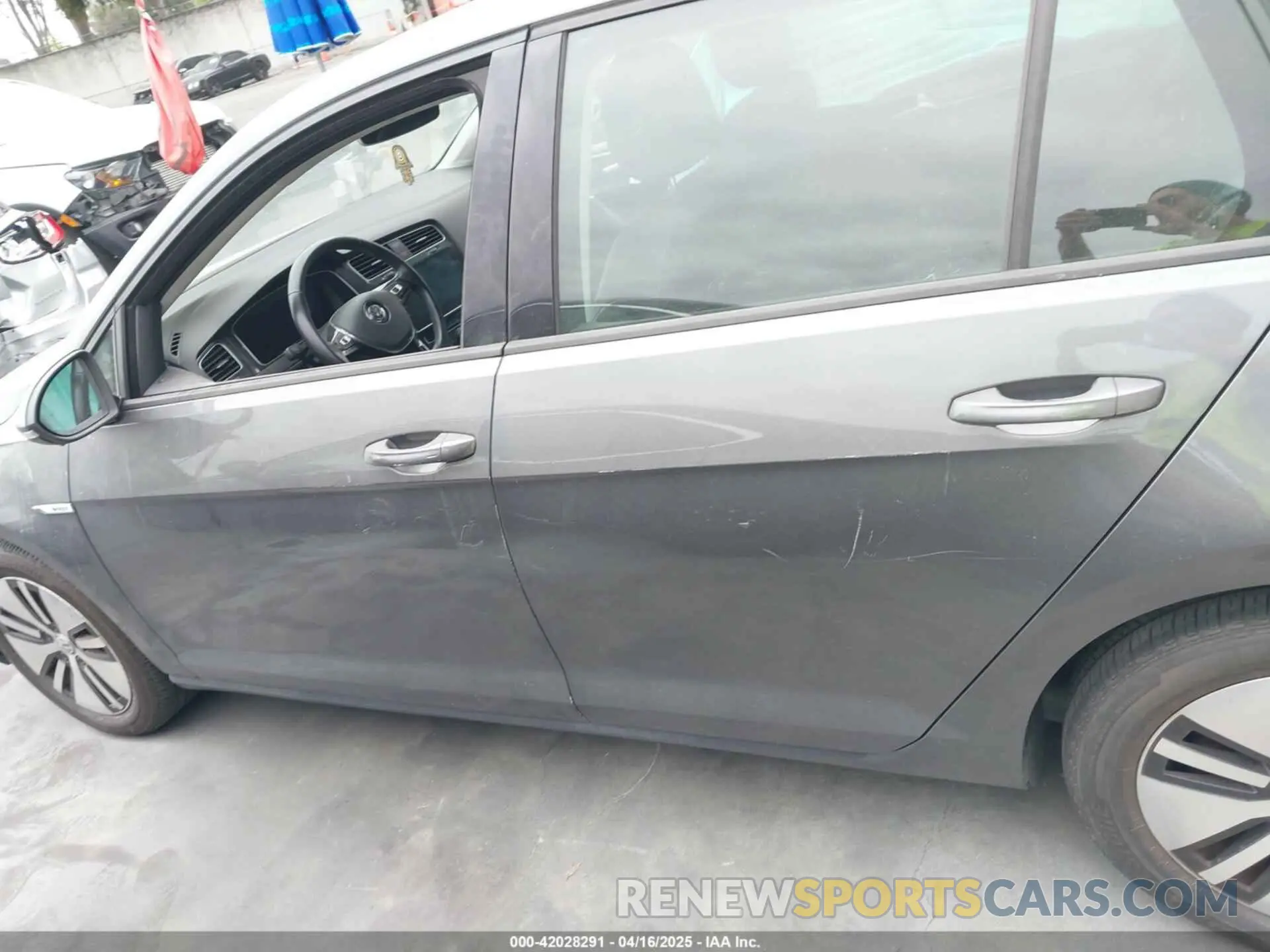 14 Photograph of a damaged car WVWPR7AU0KW911072 VOLKSWAGEN E-GOLF 2019