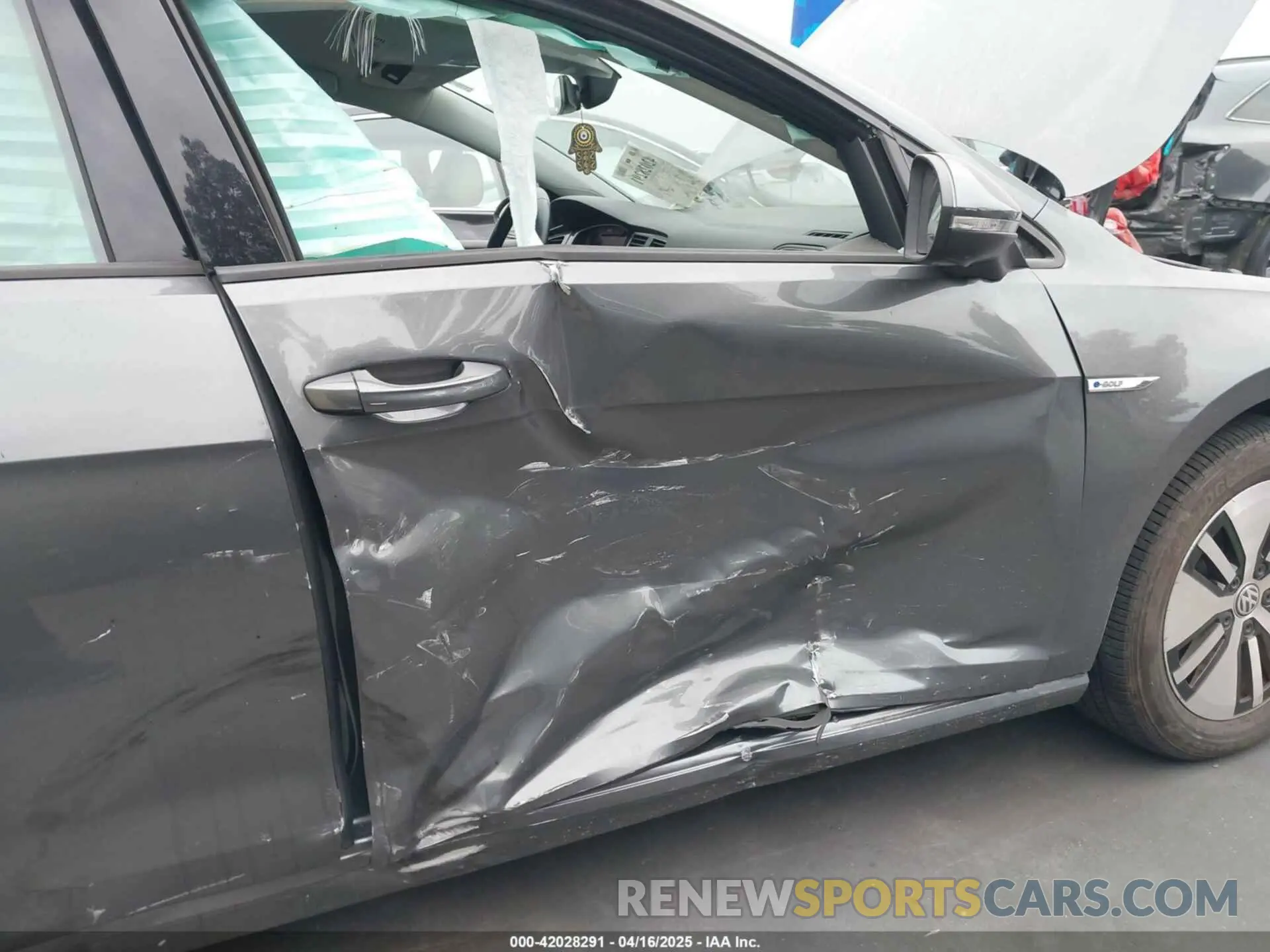 6 Photograph of a damaged car WVWPR7AU0KW911072 VOLKSWAGEN E-GOLF 2019