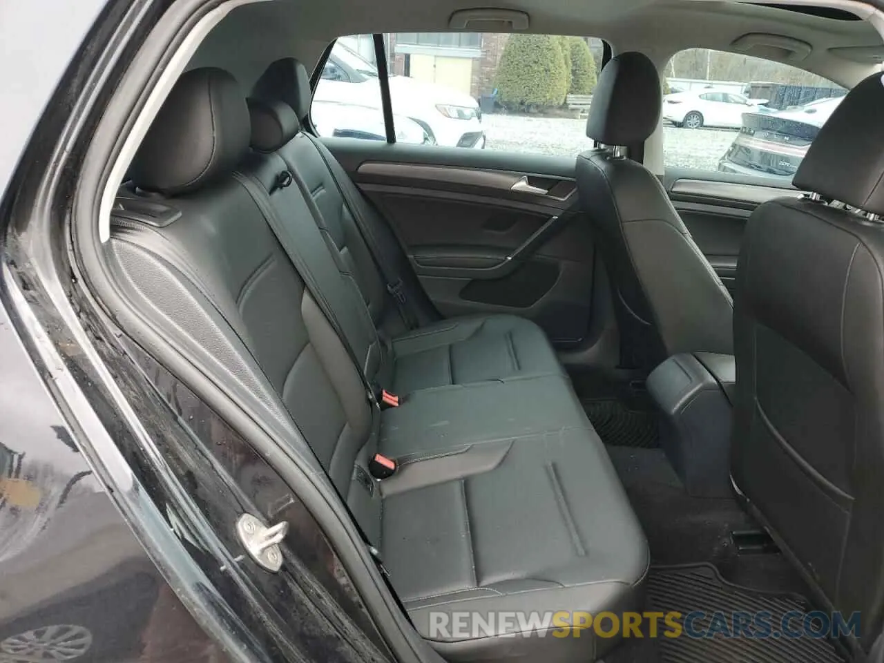 10 Photograph of a damaged car 3VWG57AU0KM012821 VOLKSWAGEN GOLF 2019
