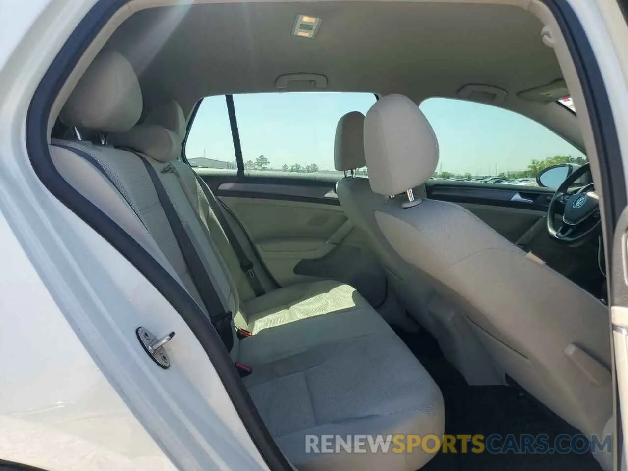 11 Photograph of a damaged car 3VWG57AU3KM035400 VOLKSWAGEN GOLF 2019