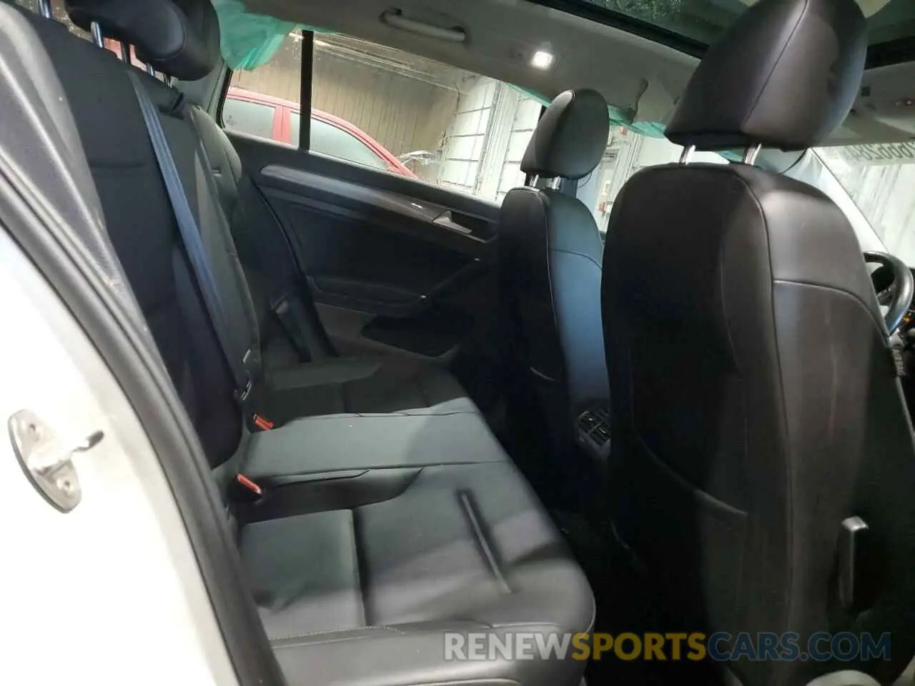 10 Photograph of a damaged car 3VWH17AU1KM519565 VOLKSWAGEN GOLF 2019