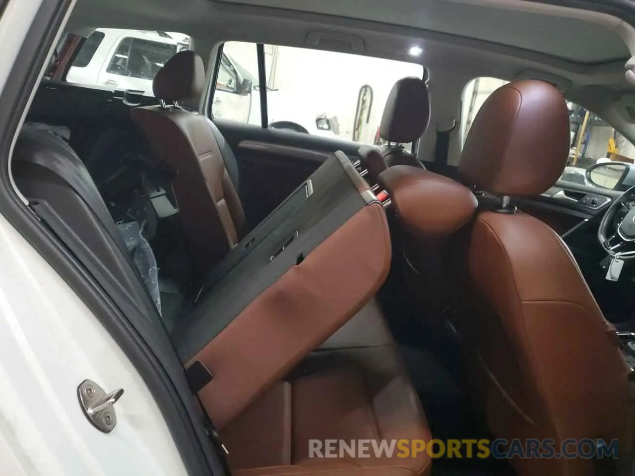 10 Photograph of a damaged car 3VWH17AU7KM513737 VOLKSWAGEN GOLF 2019