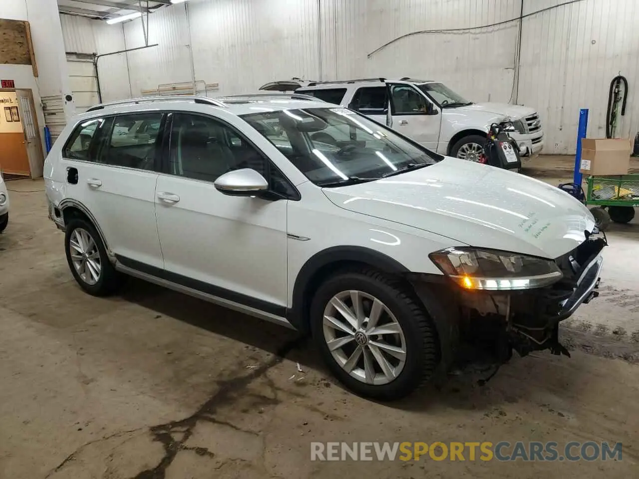 4 Photograph of a damaged car 3VWH17AU7KM513737 VOLKSWAGEN GOLF 2019