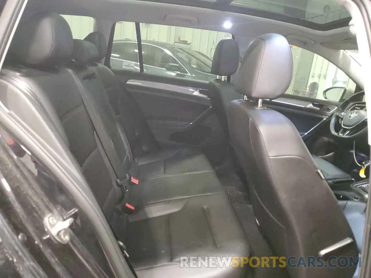 10 Photograph of a damaged car 3VWH17AUXKM513554 VOLKSWAGEN GOLF 2019