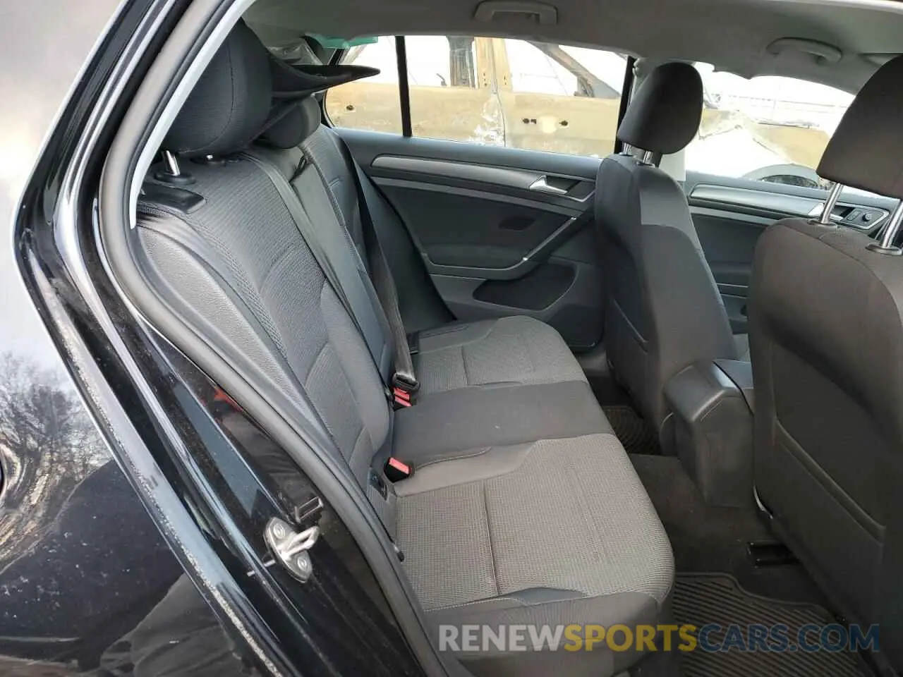 10 Photograph of a damaged car 3VWW57AU5KM021879 VOLKSWAGEN GOLF 2019