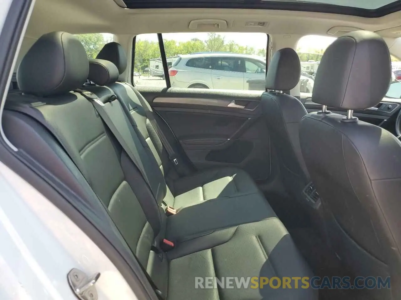10 Photograph of a damaged car 3VWY57AUXKM508133 VOLKSWAGEN GOLF 2019