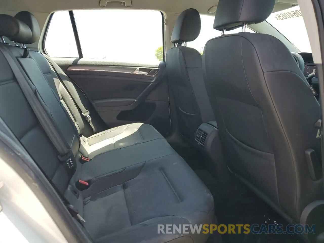 10 Photograph of a damaged car WVWPR7AU6KW909195 VOLKSWAGEN GOLF 2019