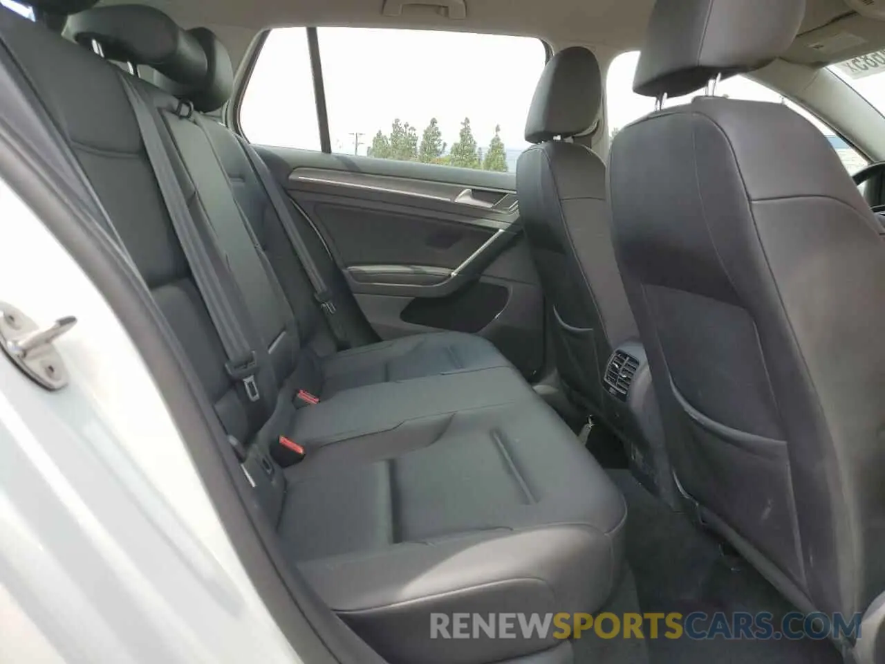 10 Photograph of a damaged car WVWPR7AU6KW913862 VOLKSWAGEN GOLF 2019