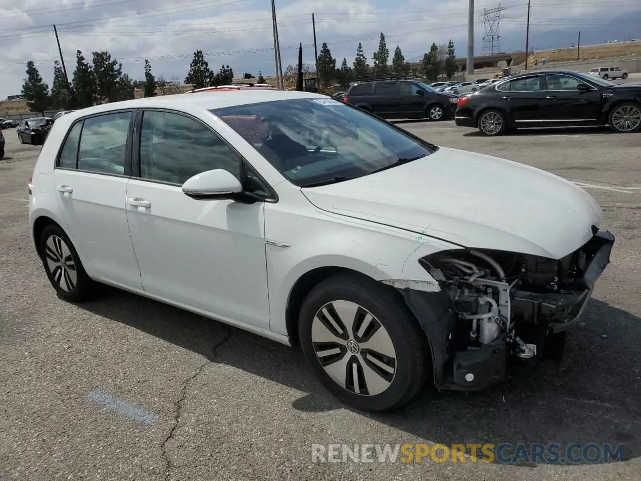 4 Photograph of a damaged car WVWPR7AU6KW913862 VOLKSWAGEN GOLF 2019