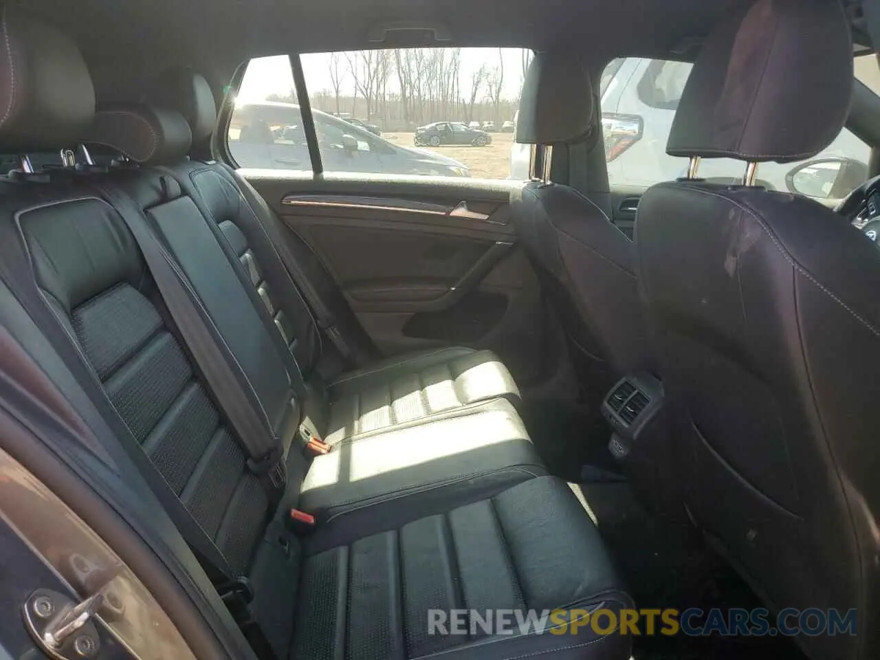 10 Photograph of a damaged car WVWVA7AU4KW158855 VOLKSWAGEN GOLF 2019