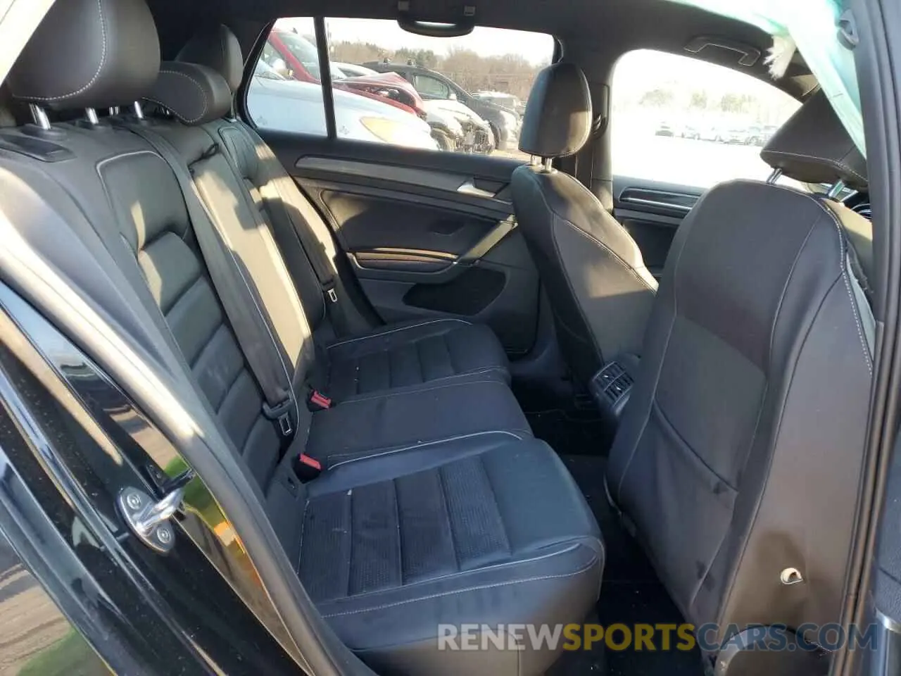 10 Photograph of a damaged car WVWVA7AU4KW228628 VOLKSWAGEN GOLF 2019