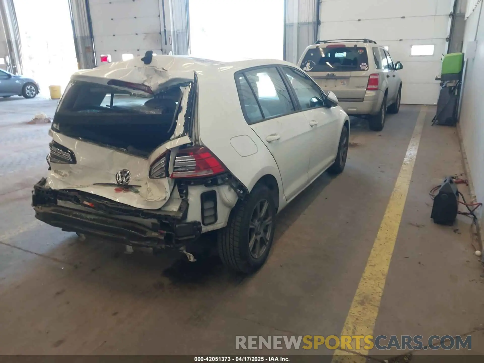 4 Photograph of a damaged car 3VWG57AU4LM009941 VOLKSWAGEN GOLF 2020