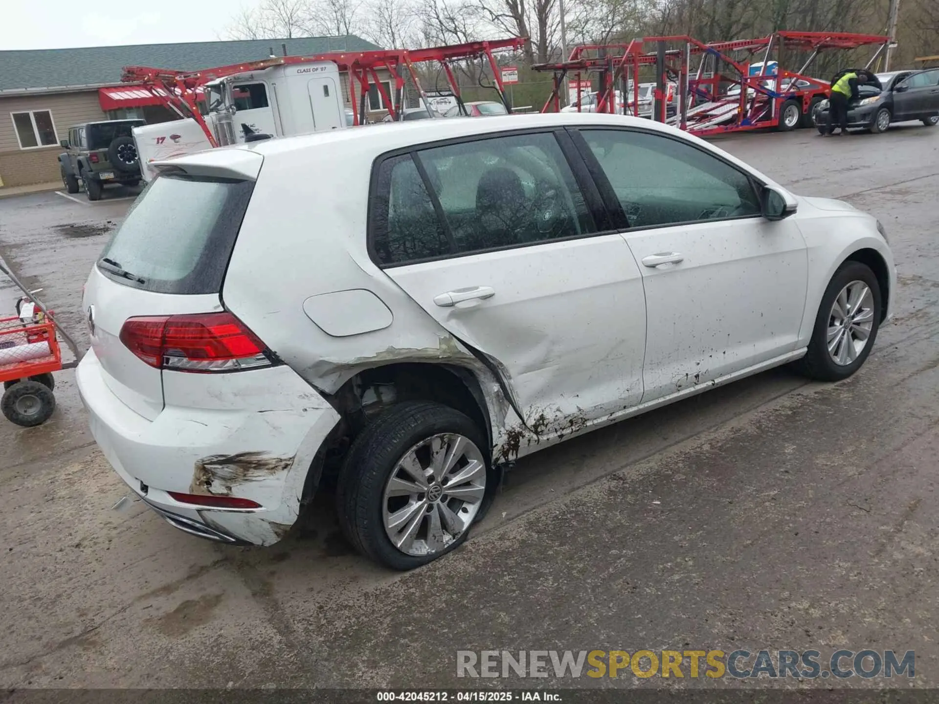 4 Photograph of a damaged car 3VWG57AU6LM009391 VOLKSWAGEN GOLF 2020