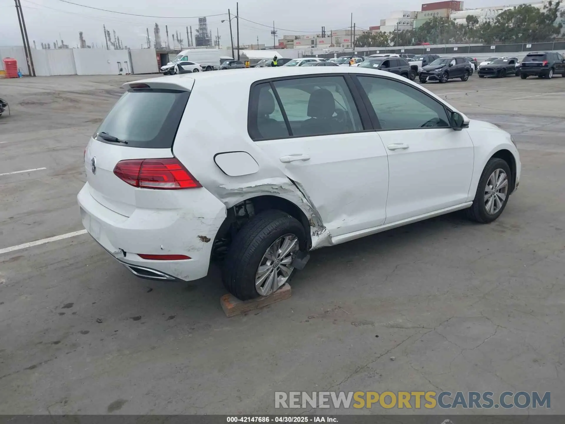 4 Photograph of a damaged car 3VWG57AU9LM008073 VOLKSWAGEN GOLF 2020