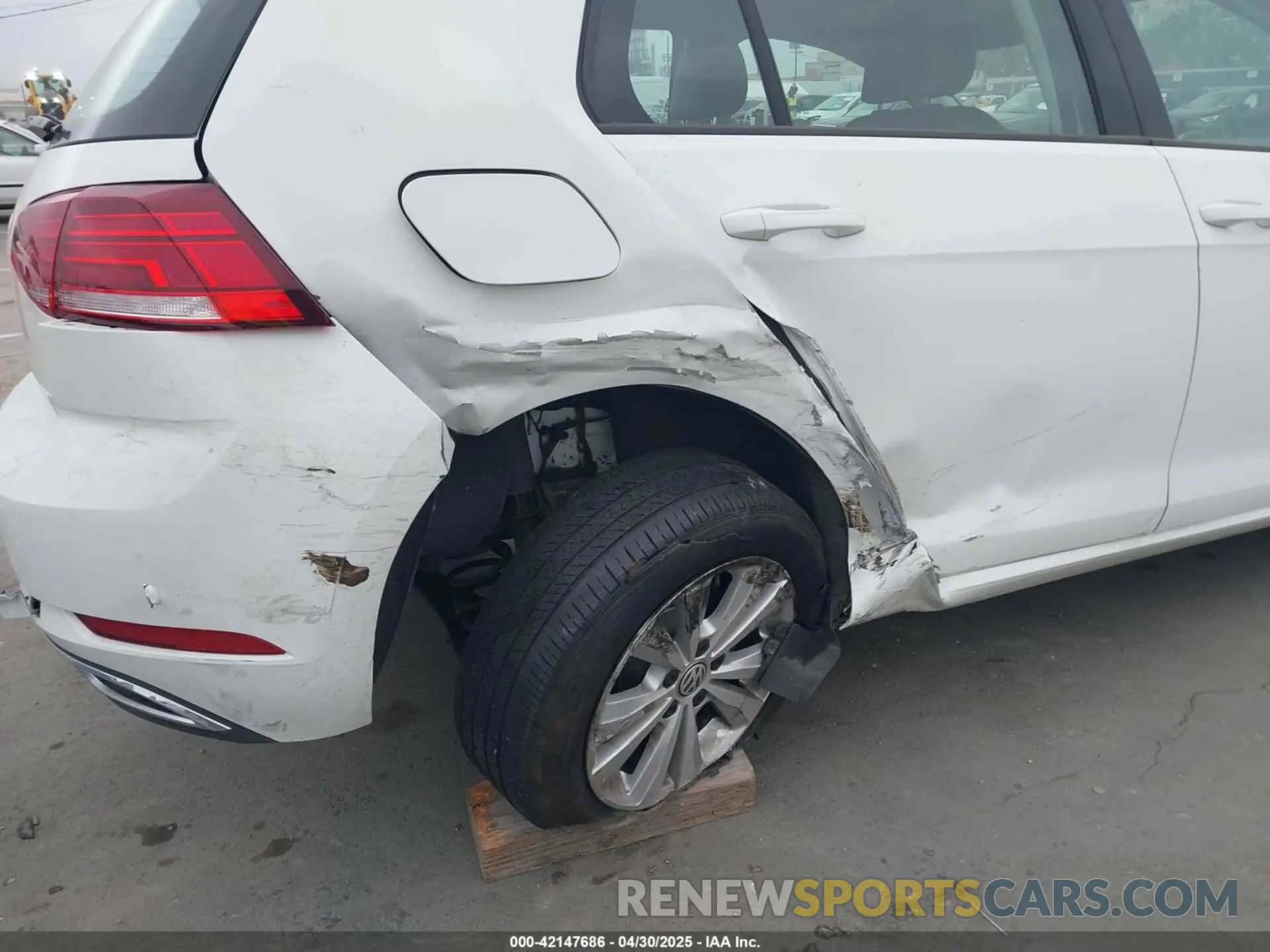 6 Photograph of a damaged car 3VWG57AU9LM008073 VOLKSWAGEN GOLF 2020