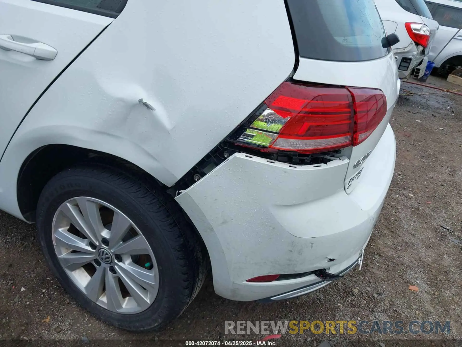 17 Photograph of a damaged car 3VWG57AU9MM001027 VOLKSWAGEN GOLF 2021