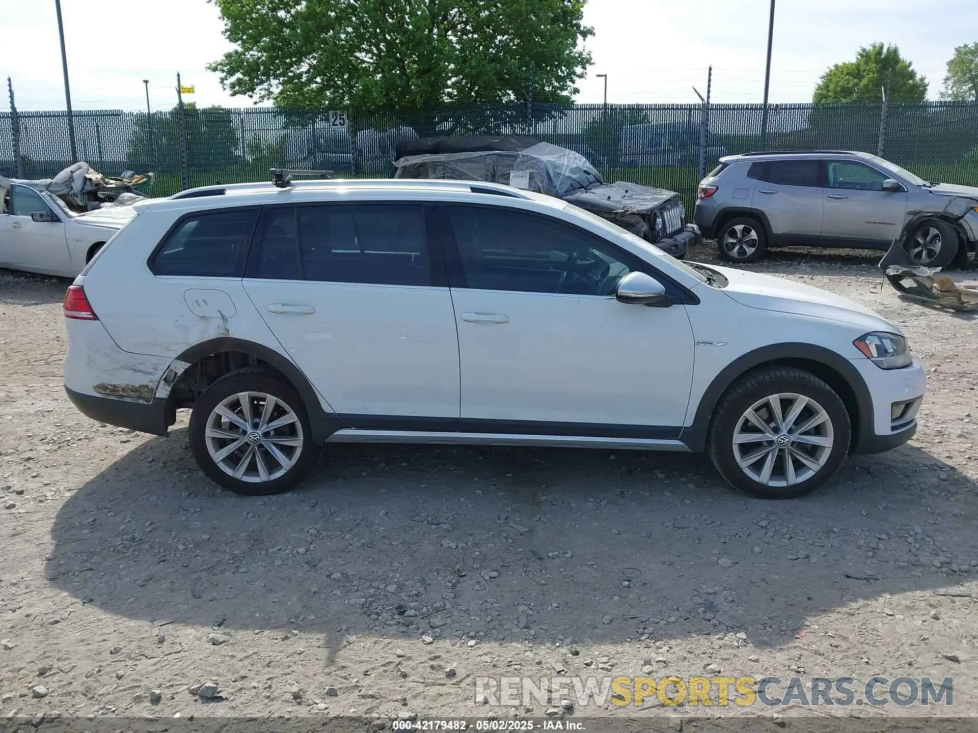 13 Photograph of a damaged car 3VWH17AU4KM524064 VOLKSWAGEN GOLF ALLTRACK 2019