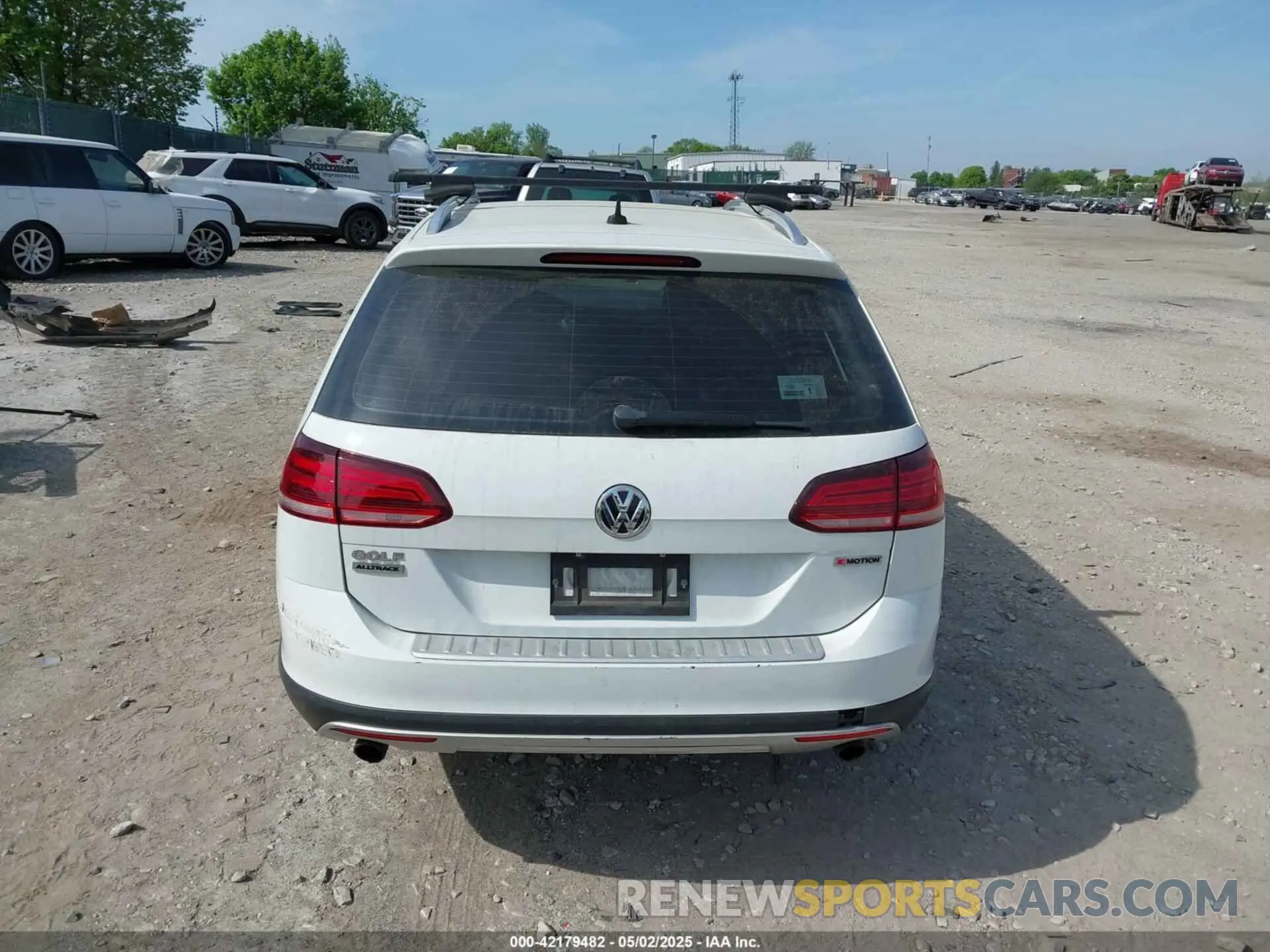 16 Photograph of a damaged car 3VWH17AU4KM524064 VOLKSWAGEN GOLF ALLTRACK 2019