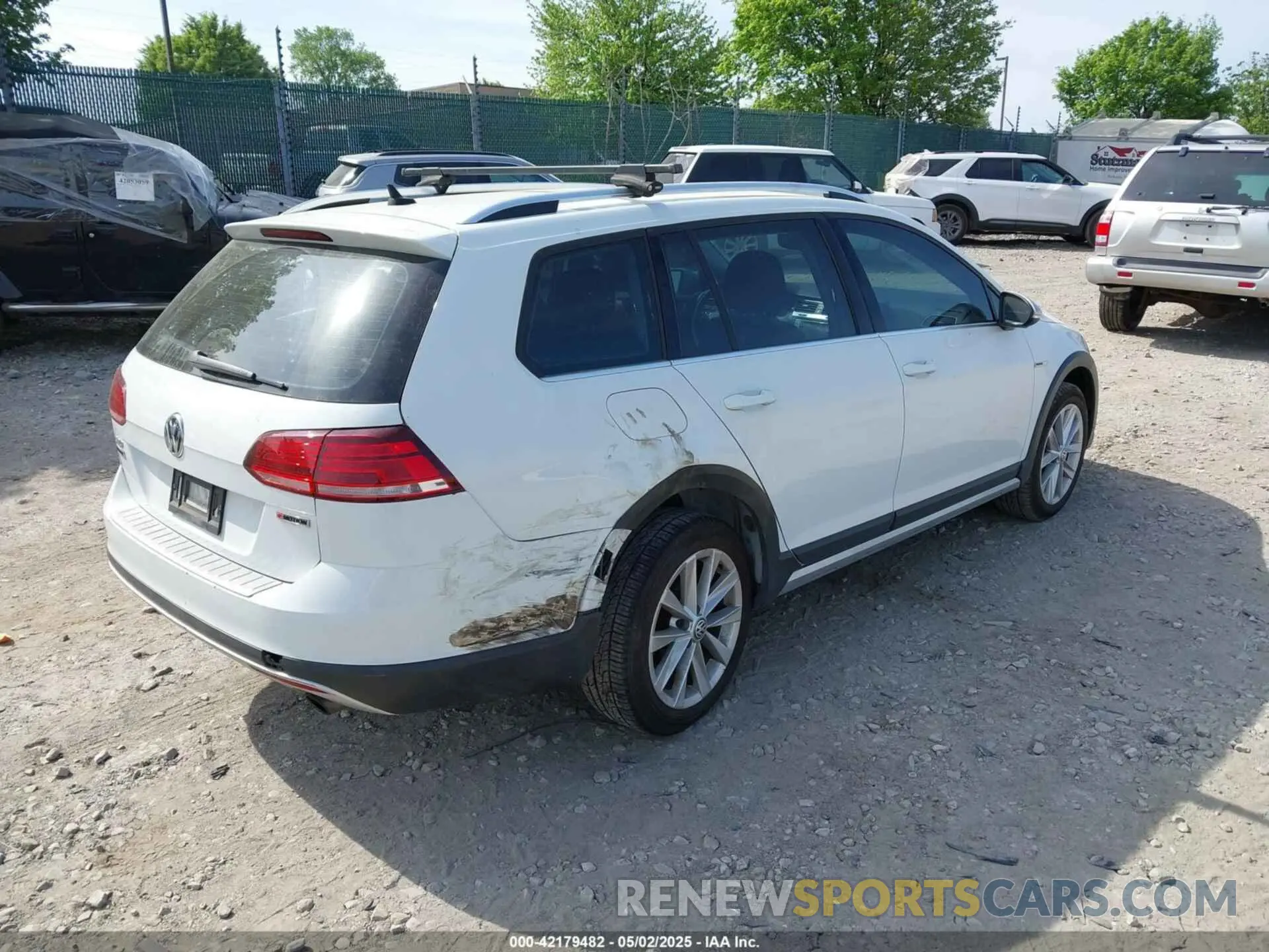 4 Photograph of a damaged car 3VWH17AU4KM524064 VOLKSWAGEN GOLF ALLTRACK 2019