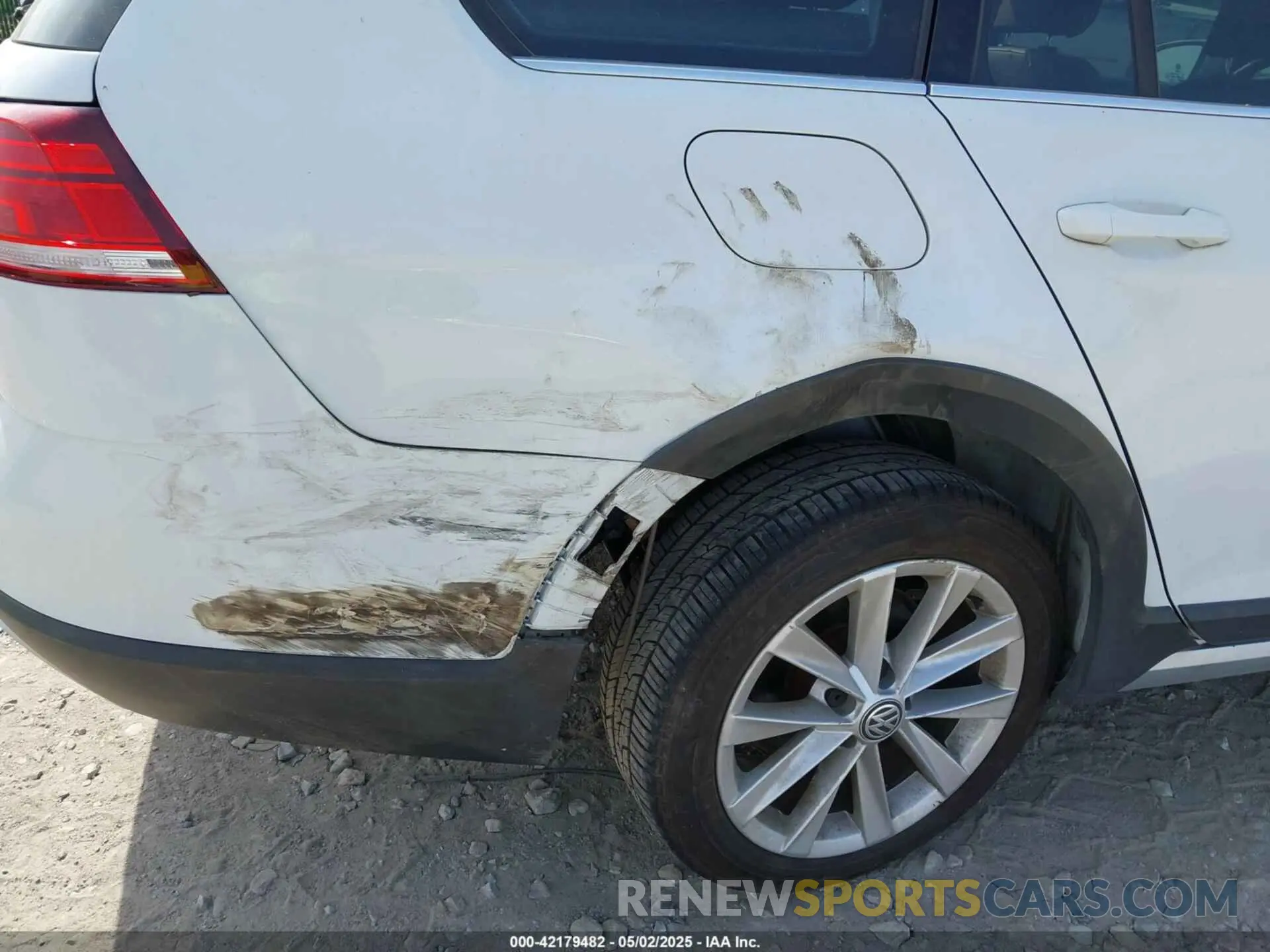 6 Photograph of a damaged car 3VWH17AU4KM524064 VOLKSWAGEN GOLF ALLTRACK 2019