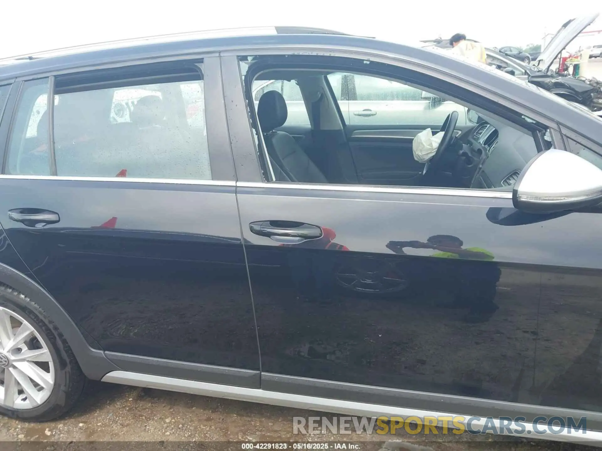 12 Photograph of a damaged car 3VWH17AU9KM516123 VOLKSWAGEN GOLF ALLTRACK 2019