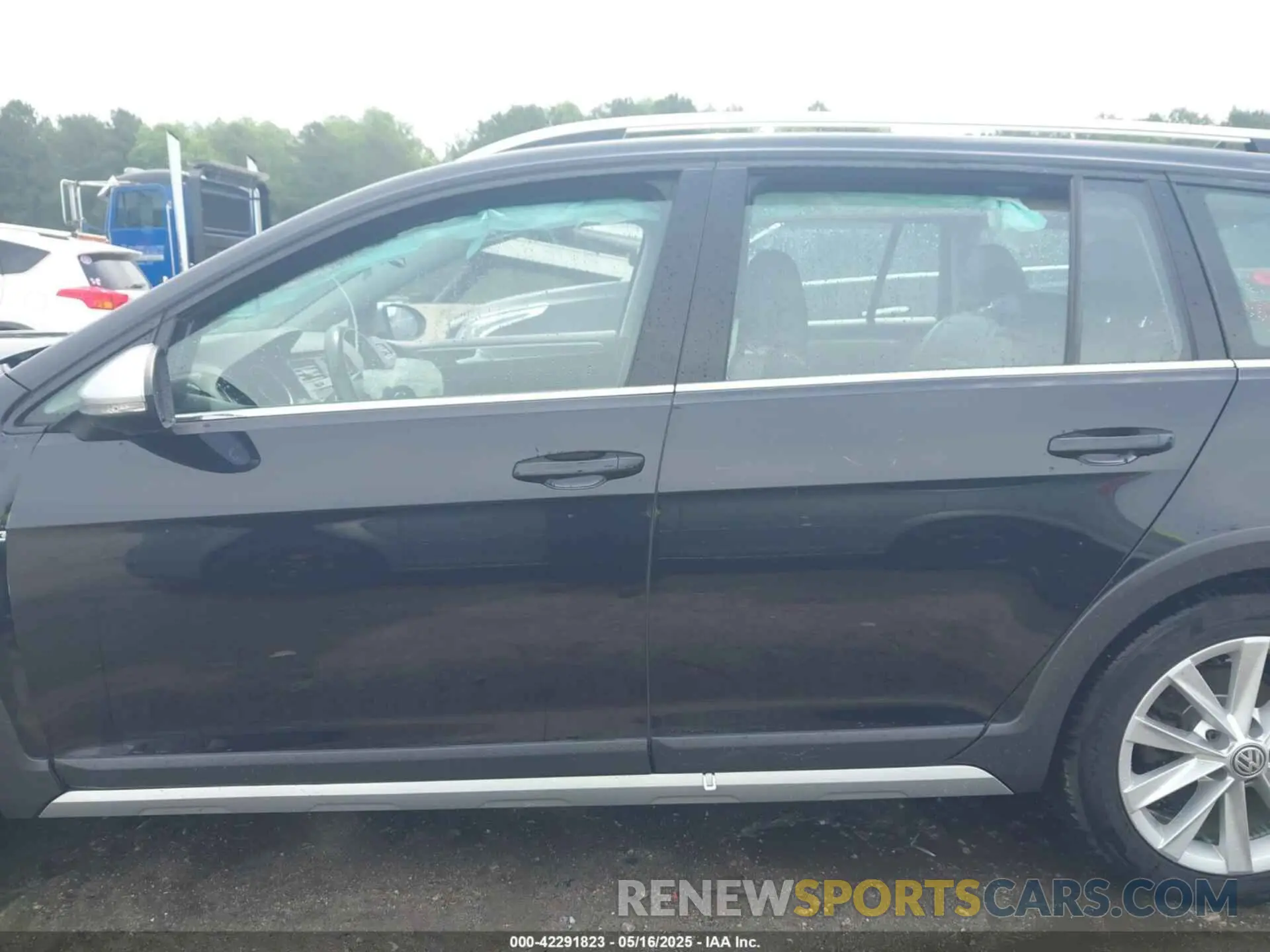 13 Photograph of a damaged car 3VWH17AU9KM516123 VOLKSWAGEN GOLF ALLTRACK 2019