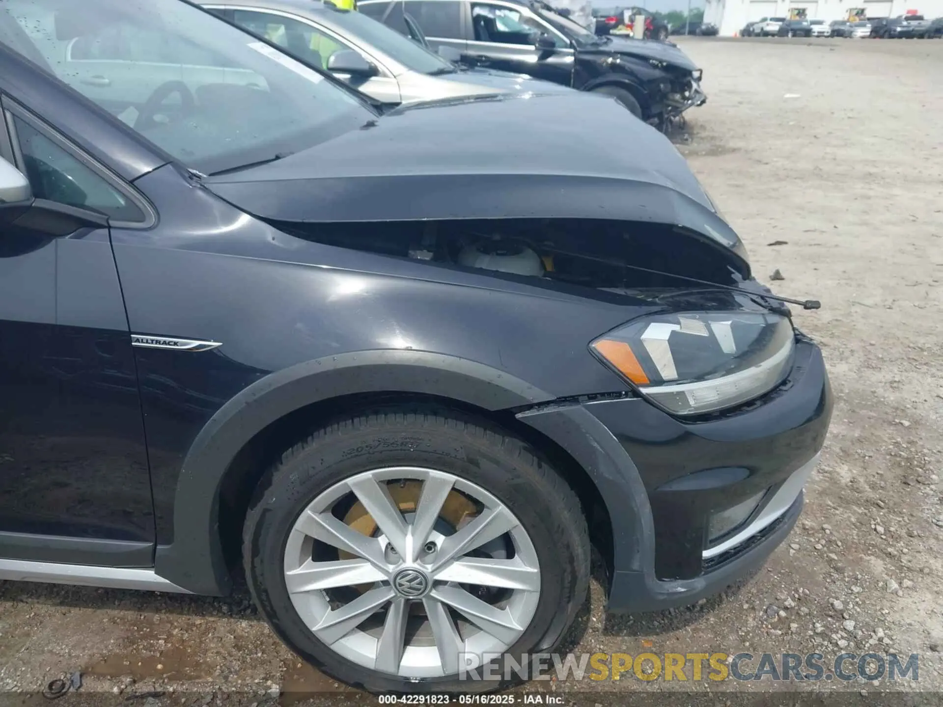 19 Photograph of a damaged car 3VWH17AU9KM516123 VOLKSWAGEN GOLF ALLTRACK 2019