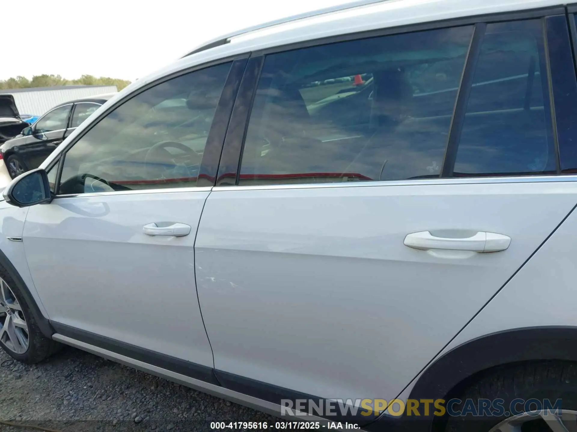 14 Photograph of a damaged car 3VWH17AUXKM505664 VOLKSWAGEN GOLF ALLTRACK 2019