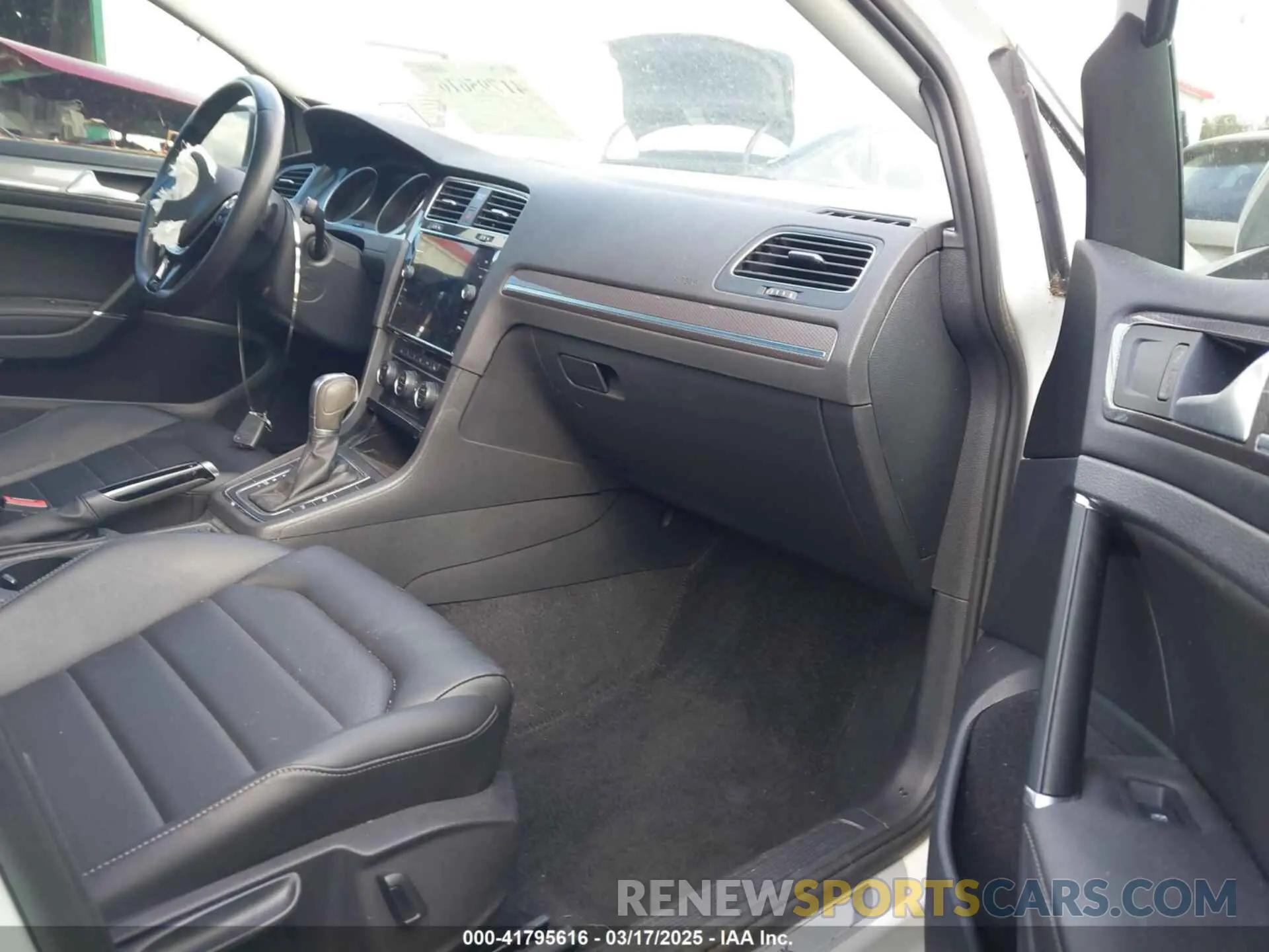 5 Photograph of a damaged car 3VWH17AUXKM505664 VOLKSWAGEN GOLF ALLTRACK 2019