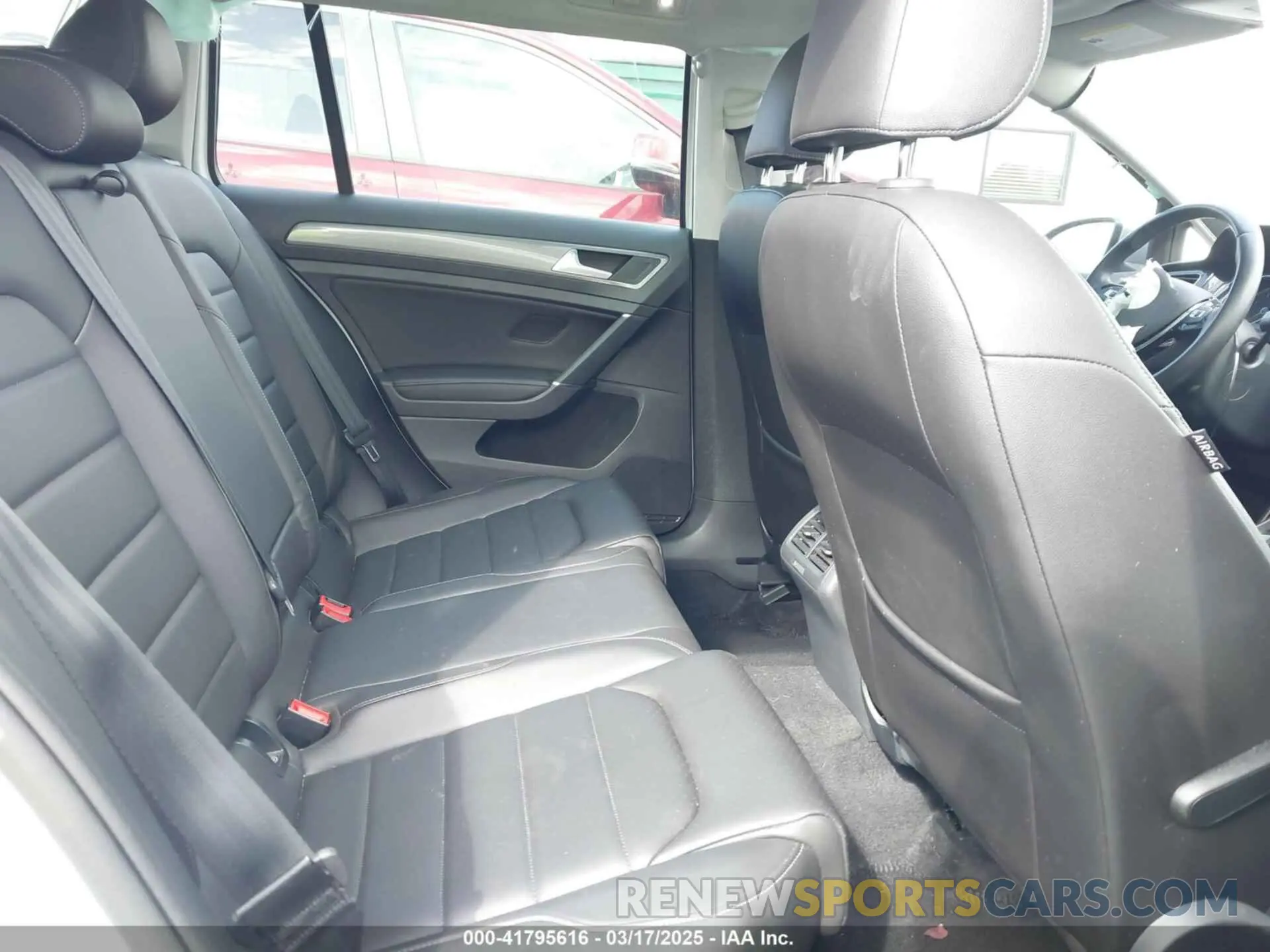 8 Photograph of a damaged car 3VWH17AUXKM505664 VOLKSWAGEN GOLF ALLTRACK 2019