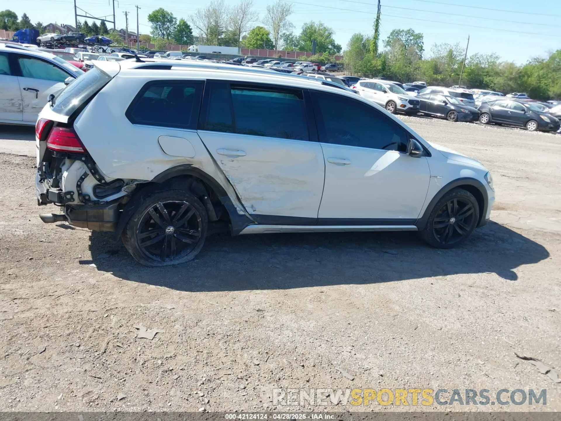 4 Photograph of a damaged car 3VWM17AU1KM520407 VOLKSWAGEN GOLF ALLTRACK 2019