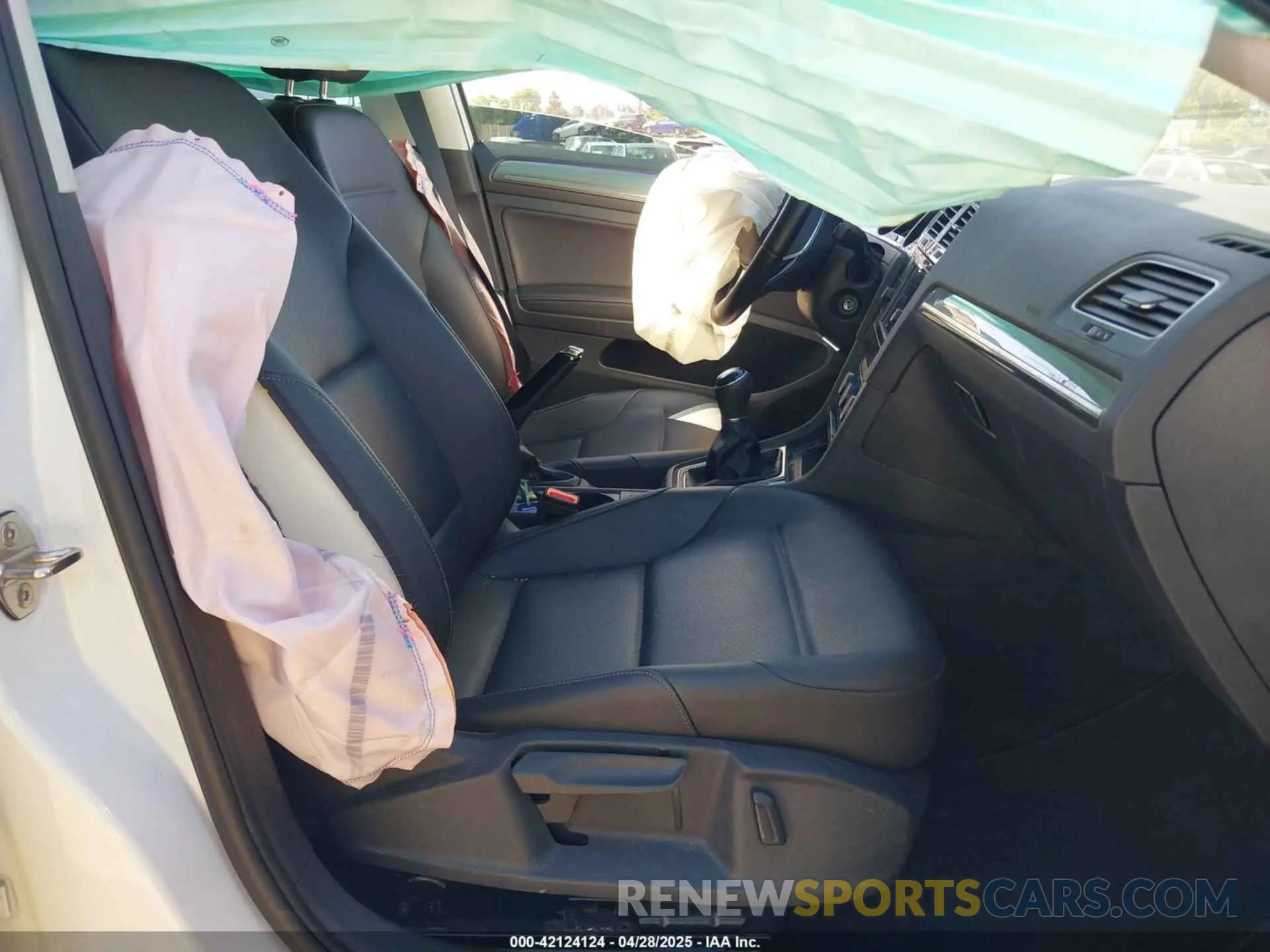 5 Photograph of a damaged car 3VWM17AU1KM520407 VOLKSWAGEN GOLF ALLTRACK 2019