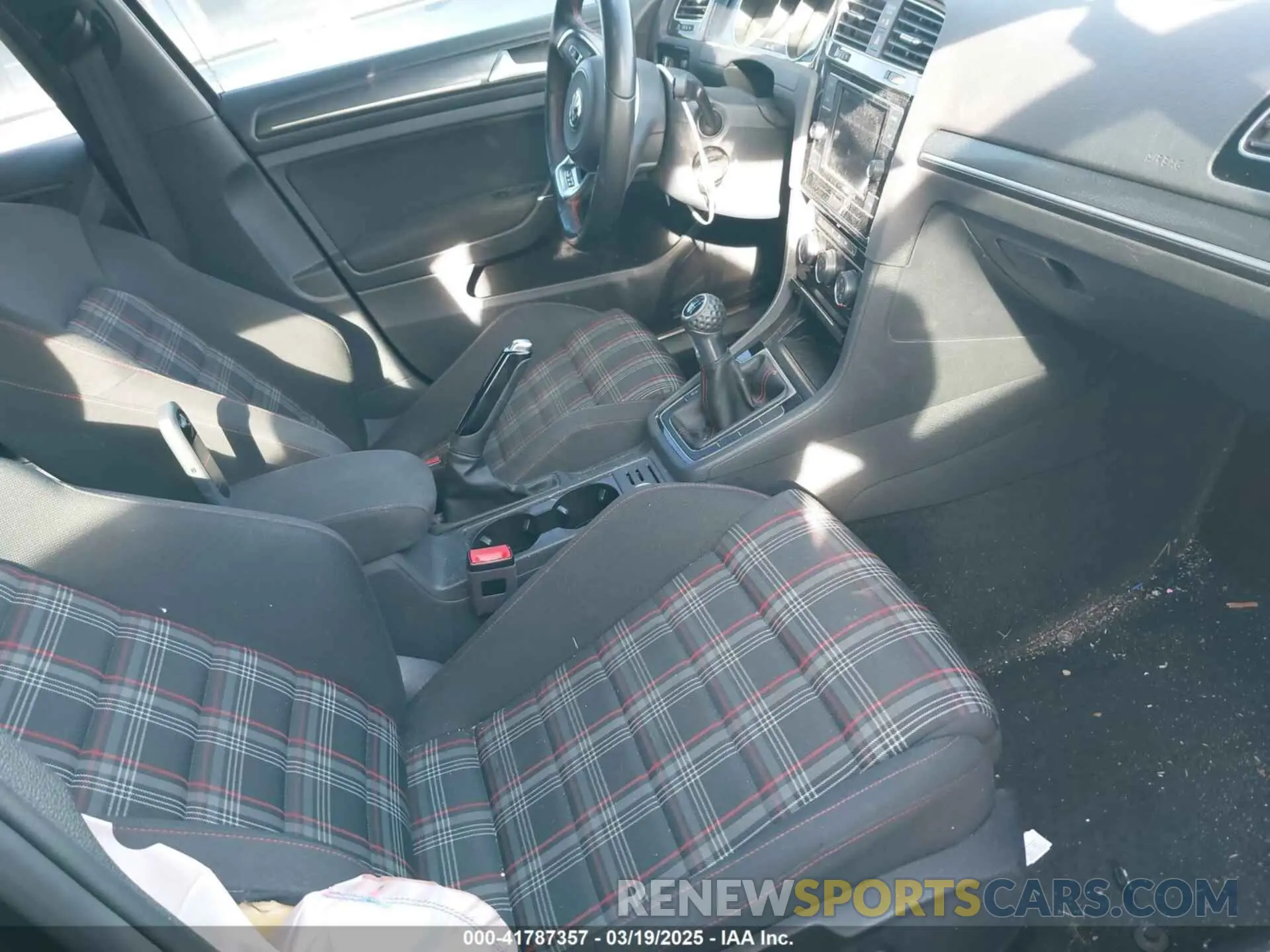 5 Photograph of a damaged car 3VW5T7AU7KM000632 VOLKSWAGEN GOLF GTI 2019
