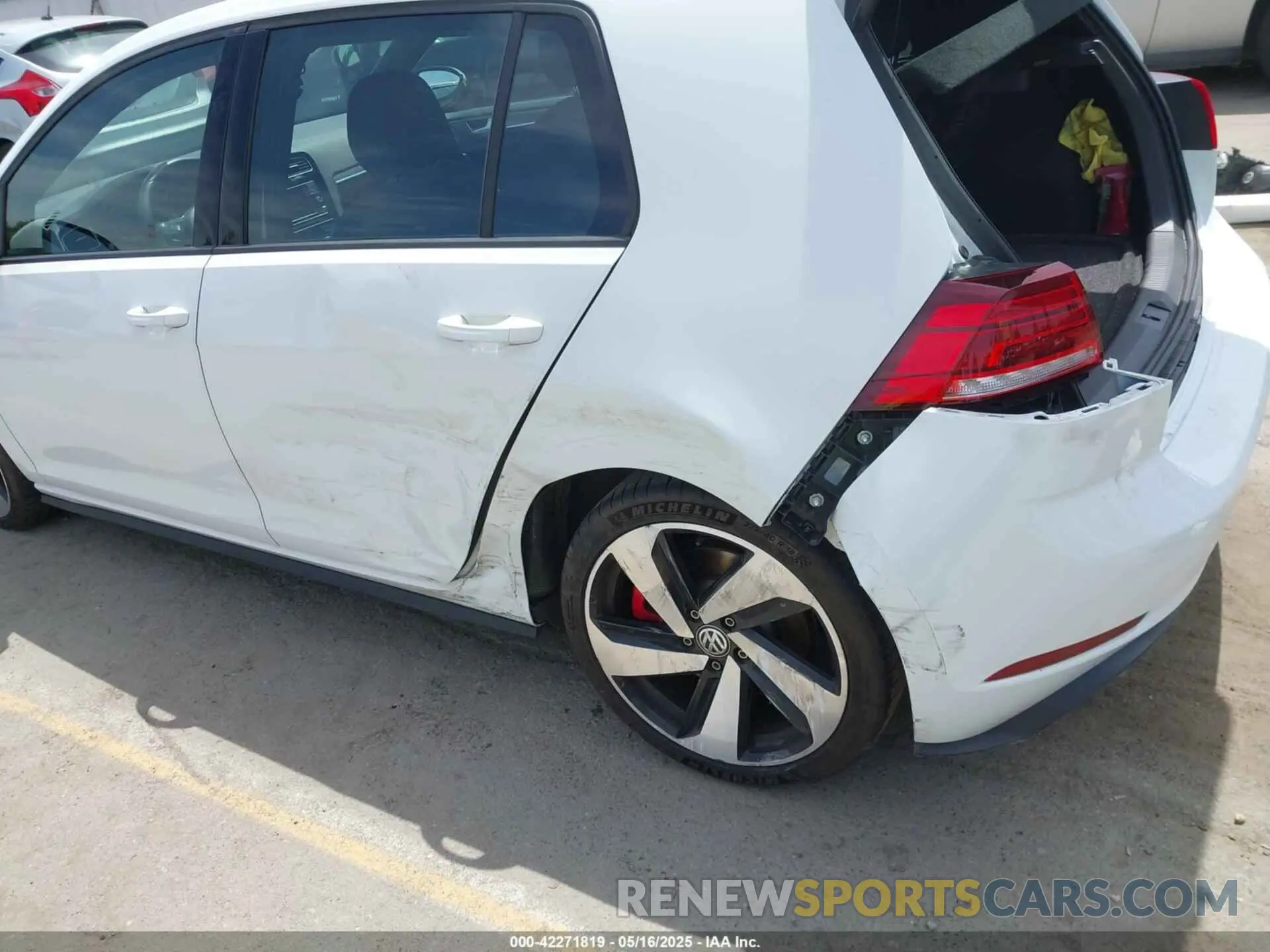 12 Photograph of a damaged car 3VW5T7AU6LM016466 VOLKSWAGEN GOLF GTI 2020