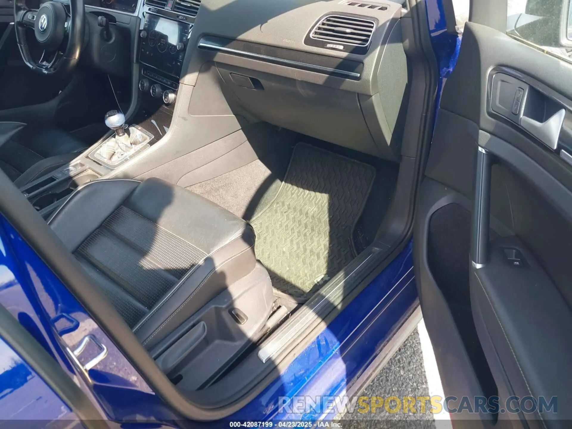 5 Photograph of a damaged car WVWWA7AU7KW209348 VOLKSWAGEN GOLF R 2019