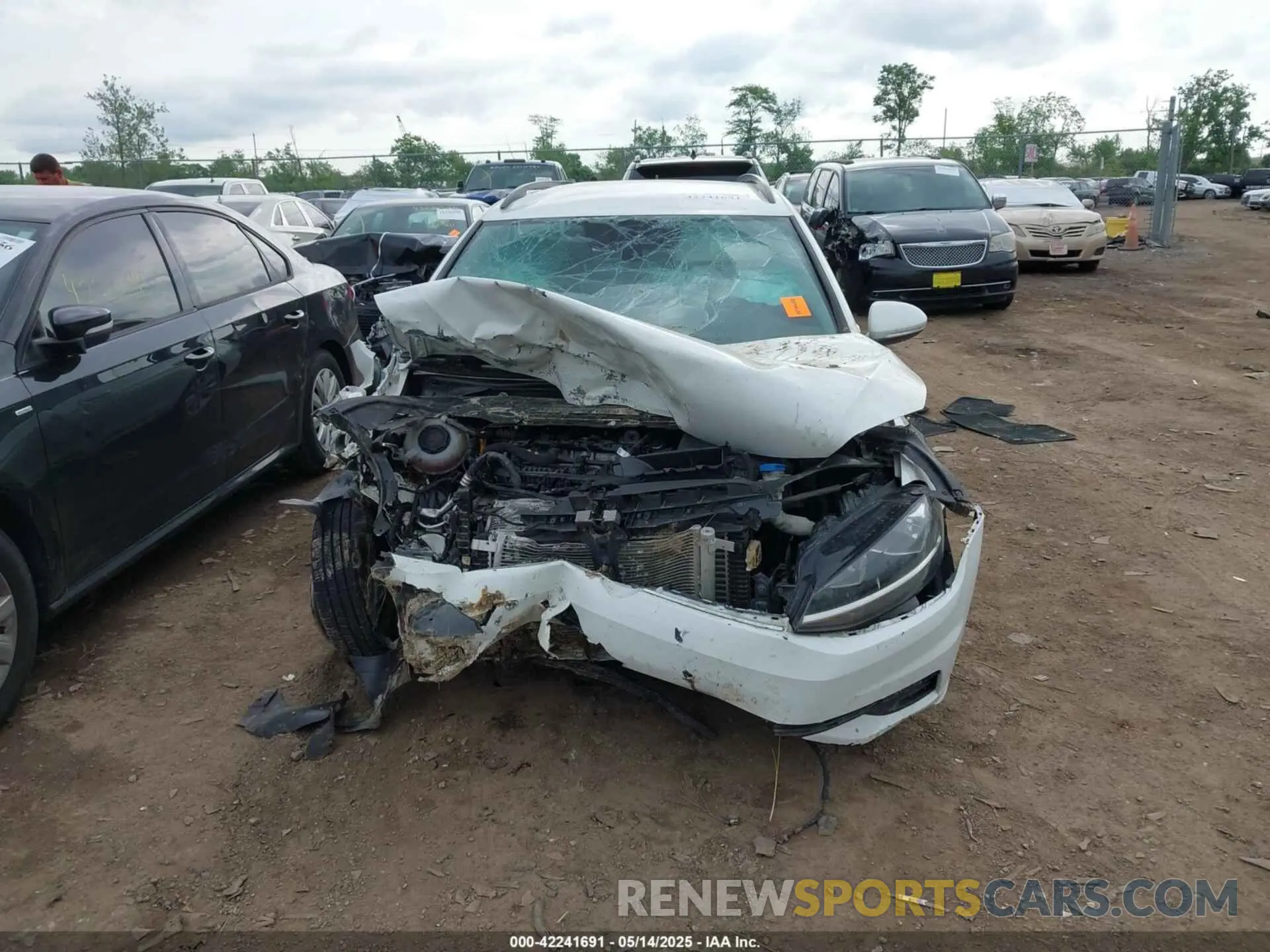 12 Photograph of a damaged car 3VW117AUXKM508467 VOLKSWAGEN GOLF SPORTWAGEN 2019