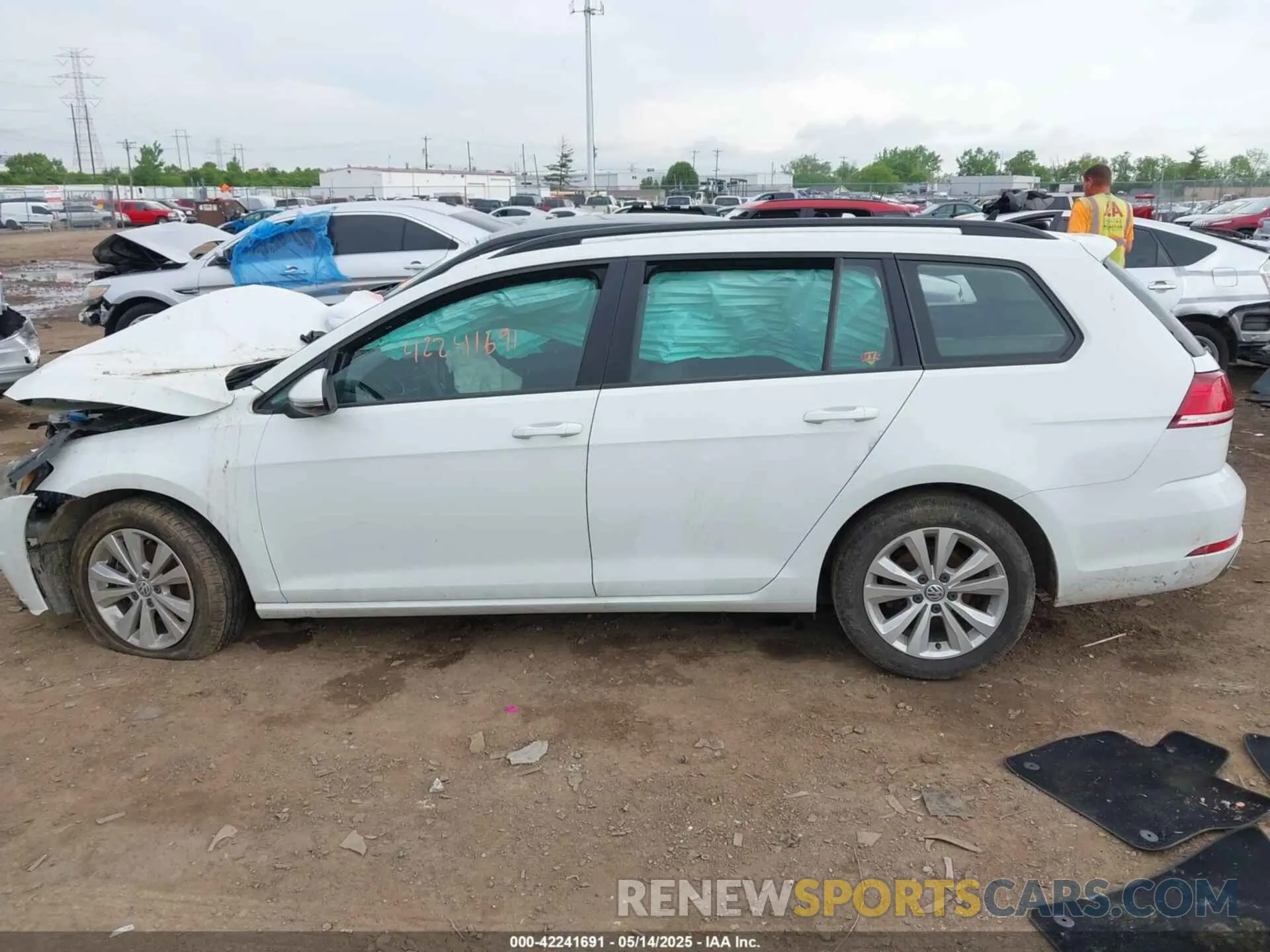 14 Photograph of a damaged car 3VW117AUXKM508467 VOLKSWAGEN GOLF SPORTWAGEN 2019