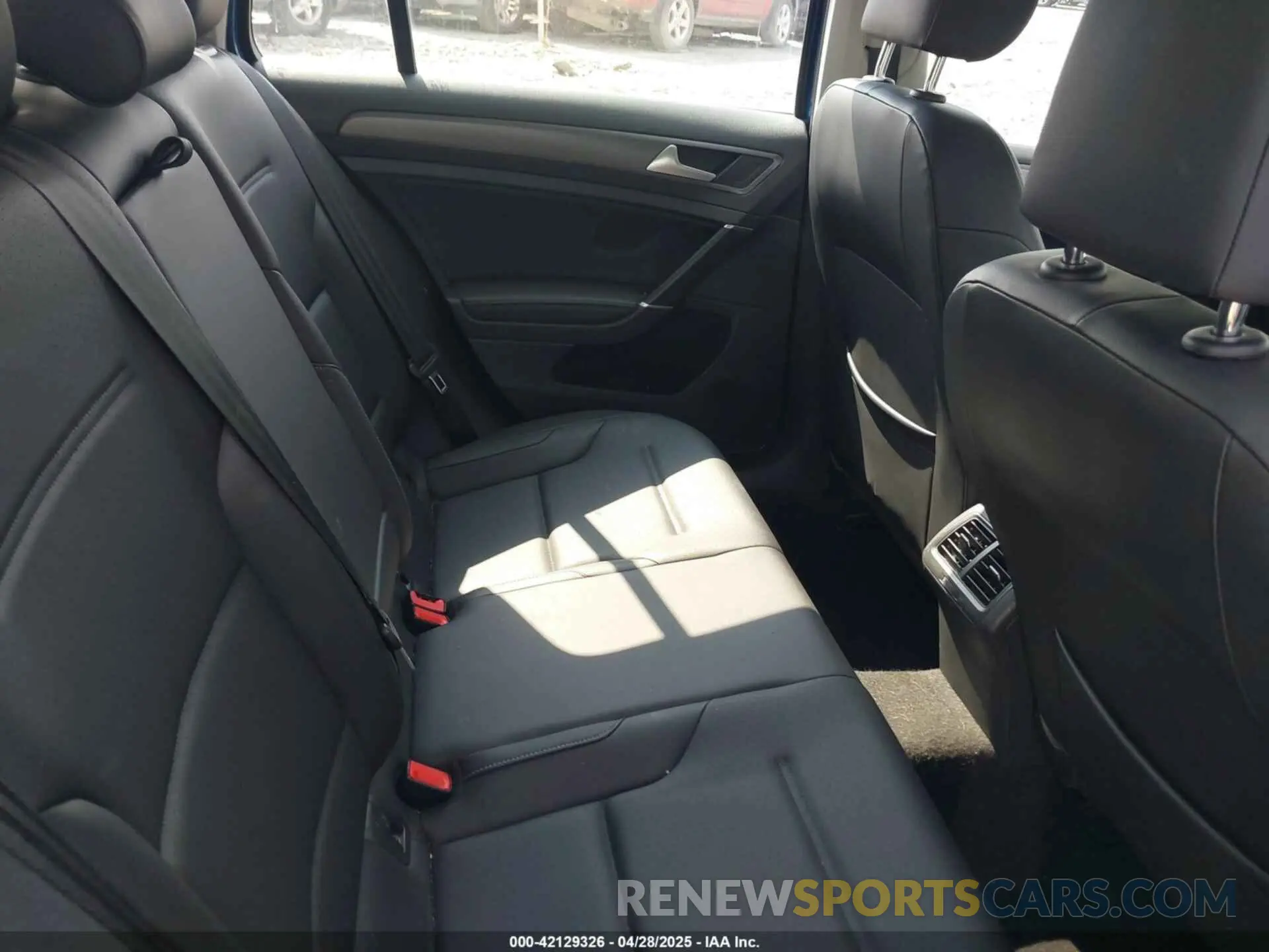 8 Photograph of a damaged car 3VWY57AU9KM510861 VOLKSWAGEN GOLF SPORTWAGEN 2019