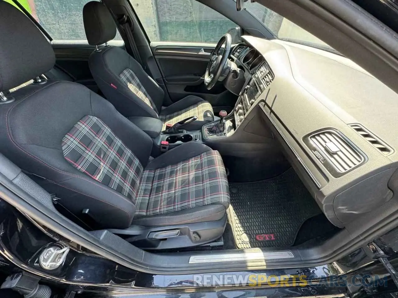 5 Photograph of a damaged car 3VW5T7AU5KM014139 VOLKSWAGEN GTI 2019